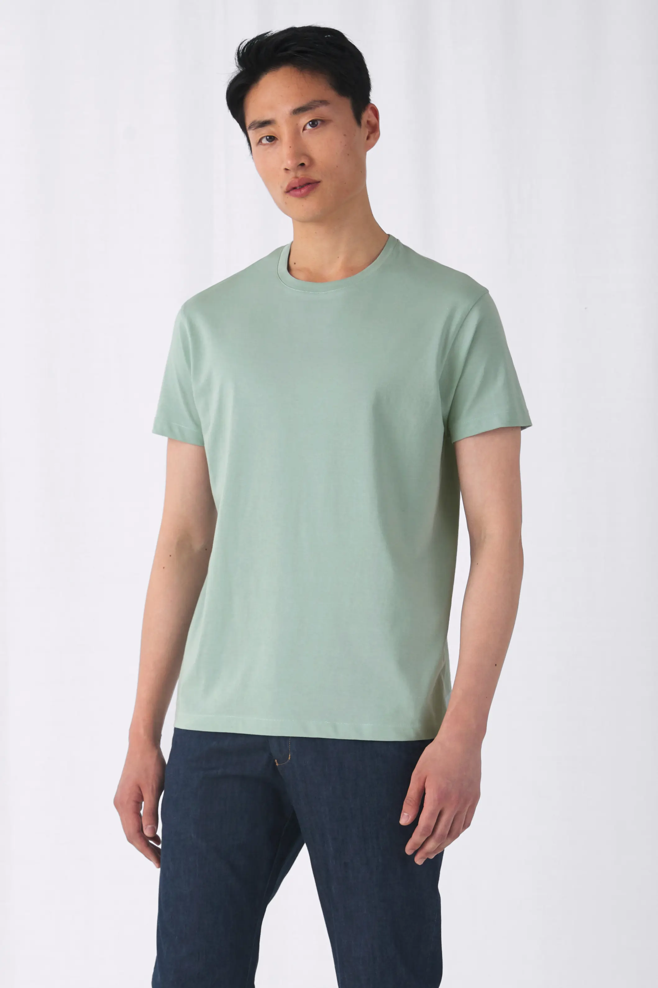 bc-tu01b-hashtagorganic-e150-t-shirt-sage-model-2 B&C #Inspire E150_° T-Shirt