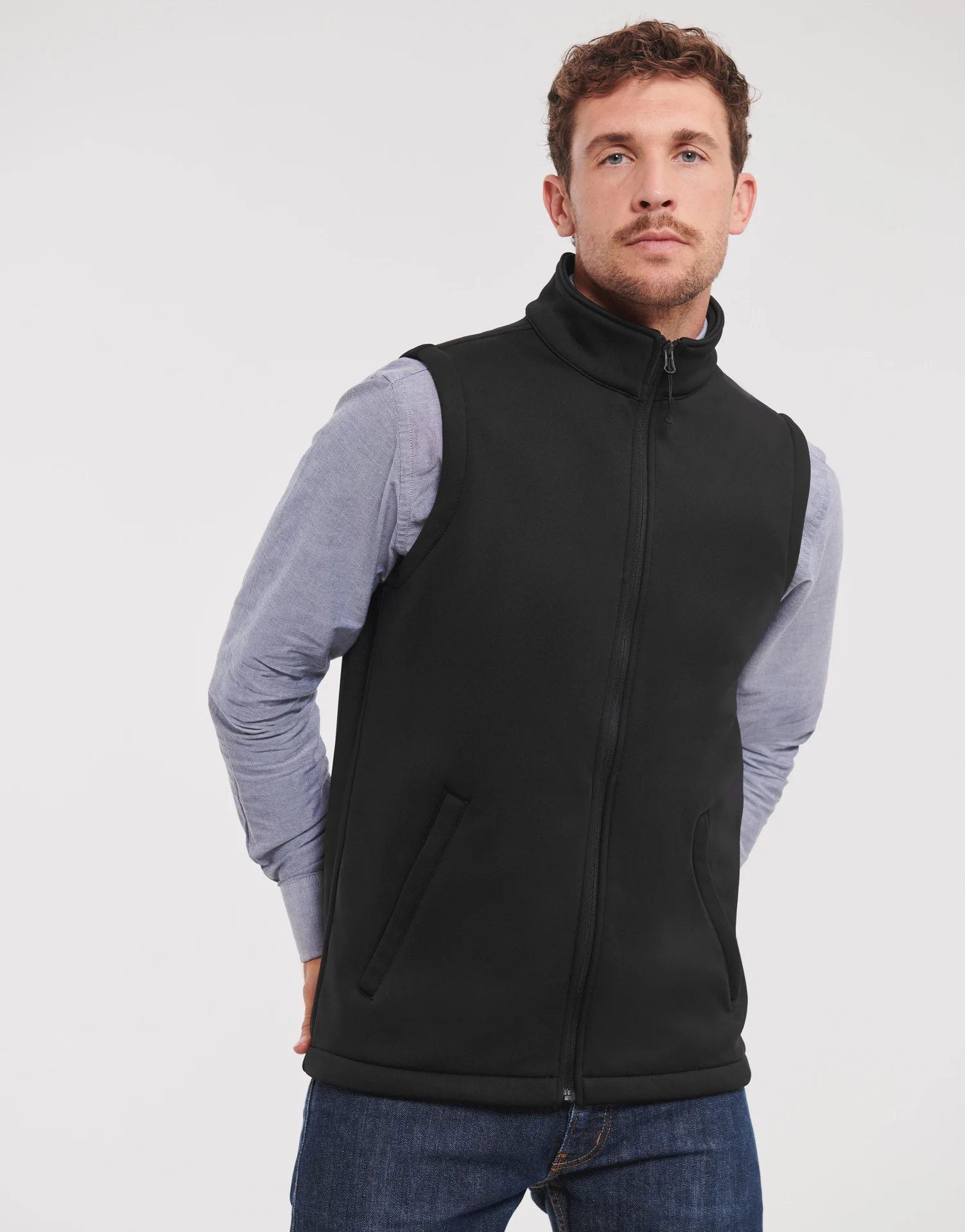 russell-r041m-mens-smart-softshell-gilet-black-model-1 Russell Men's Smart Softshell Gilet