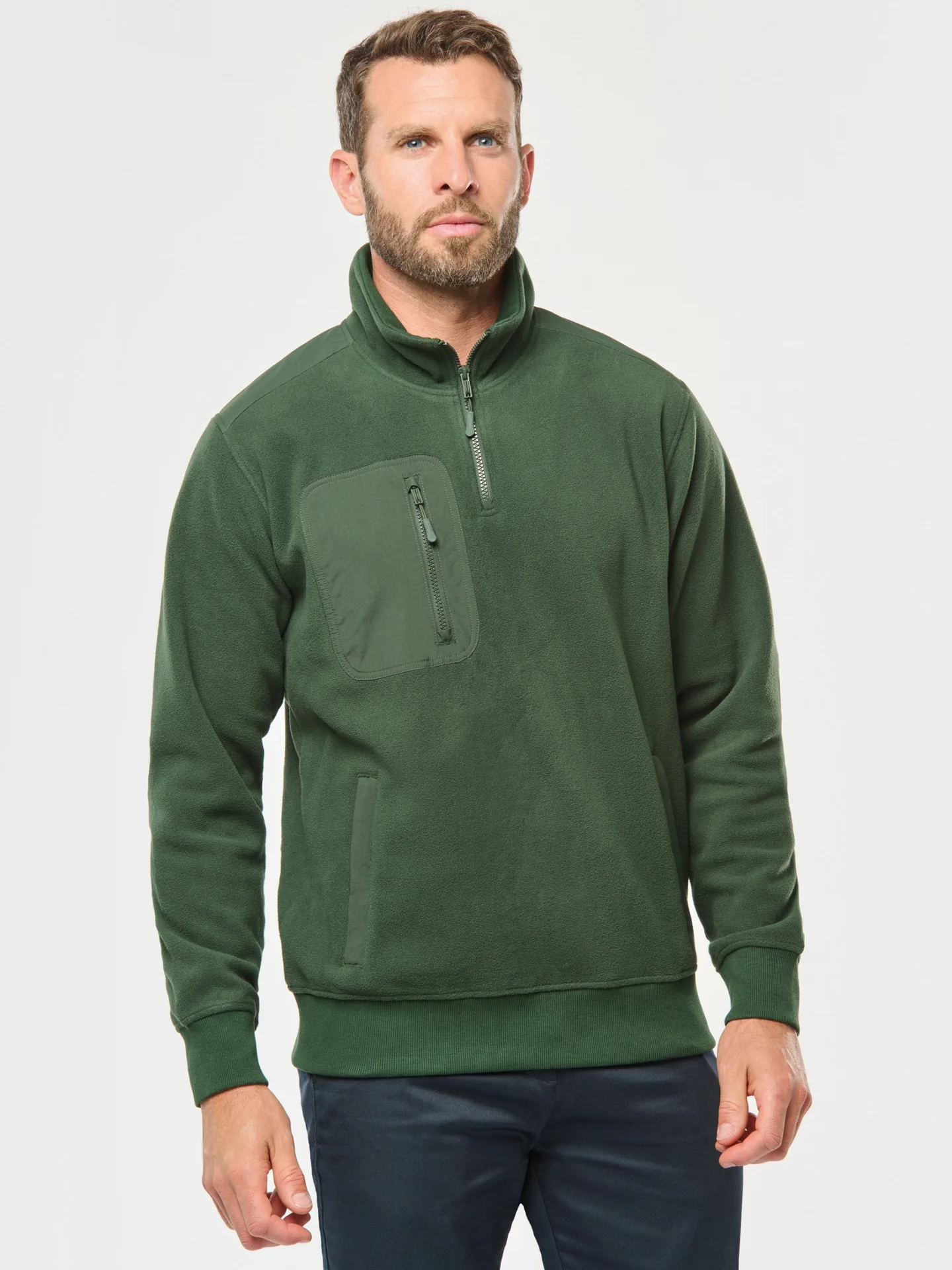 kariban-WK905-workwear-fleece-mit-viertel-zip-forestgreen-model-3 Kariban Workwear Fleece mit 1/4 Zip