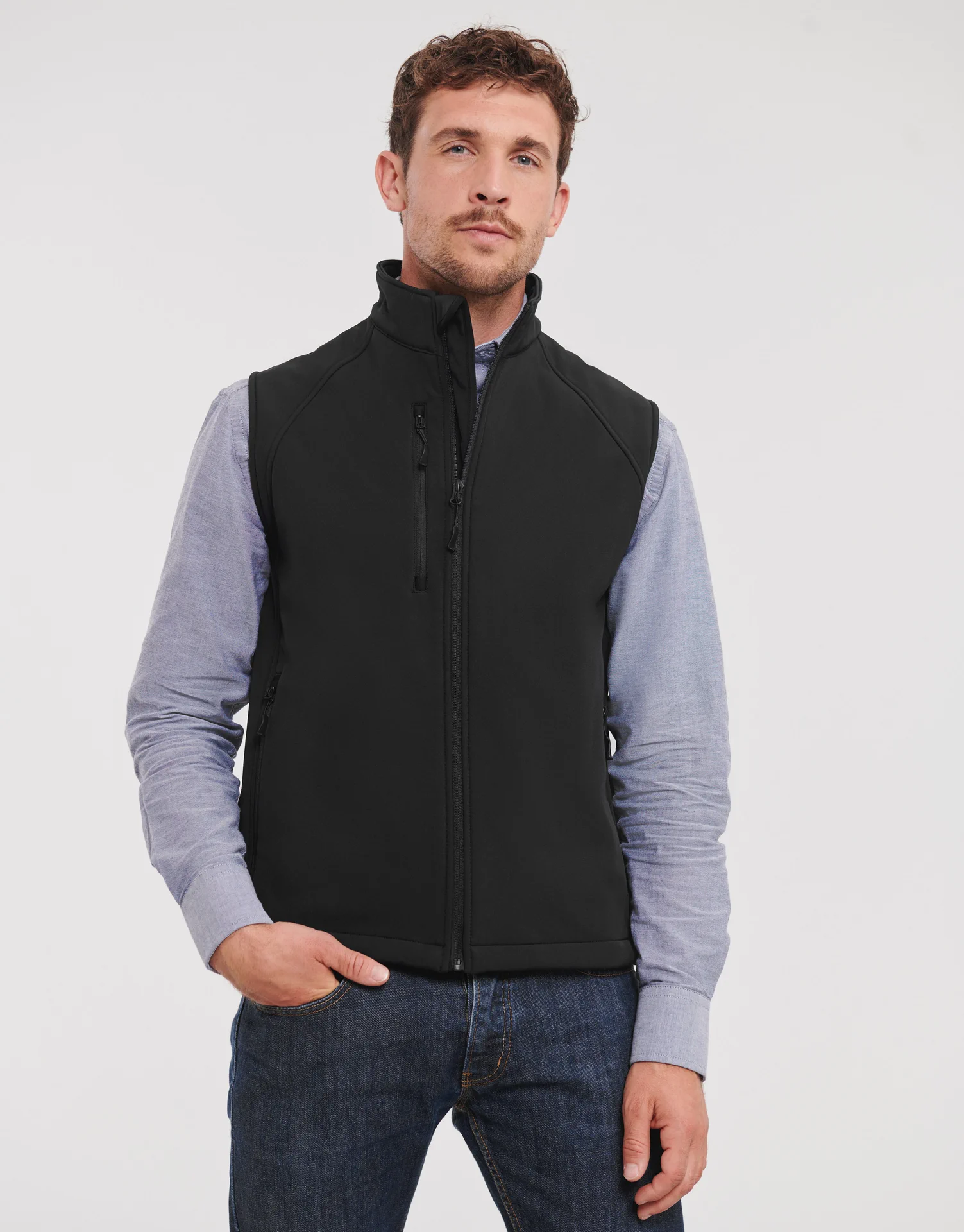 russell-r141m-mens-softshell-gilet-black-model-1 Russell Men's Softshell-Gilet