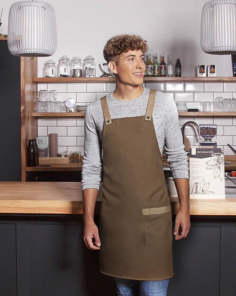 karlowsky-ls38-latzschuerze-urban-look-mit-kreuzbaendern-und-tasche-cinnamon-model-0 KARLOWSKY Latzschürze Urban-Look mit Kreuzbändern und Tasche