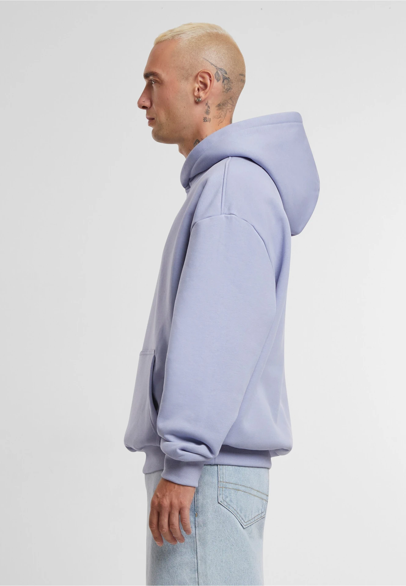 BYB-BY268-ultra-heavy-oversized-hoody-violablue-model-1 Build Your Brand Ultra Heavy Oversized Hoody