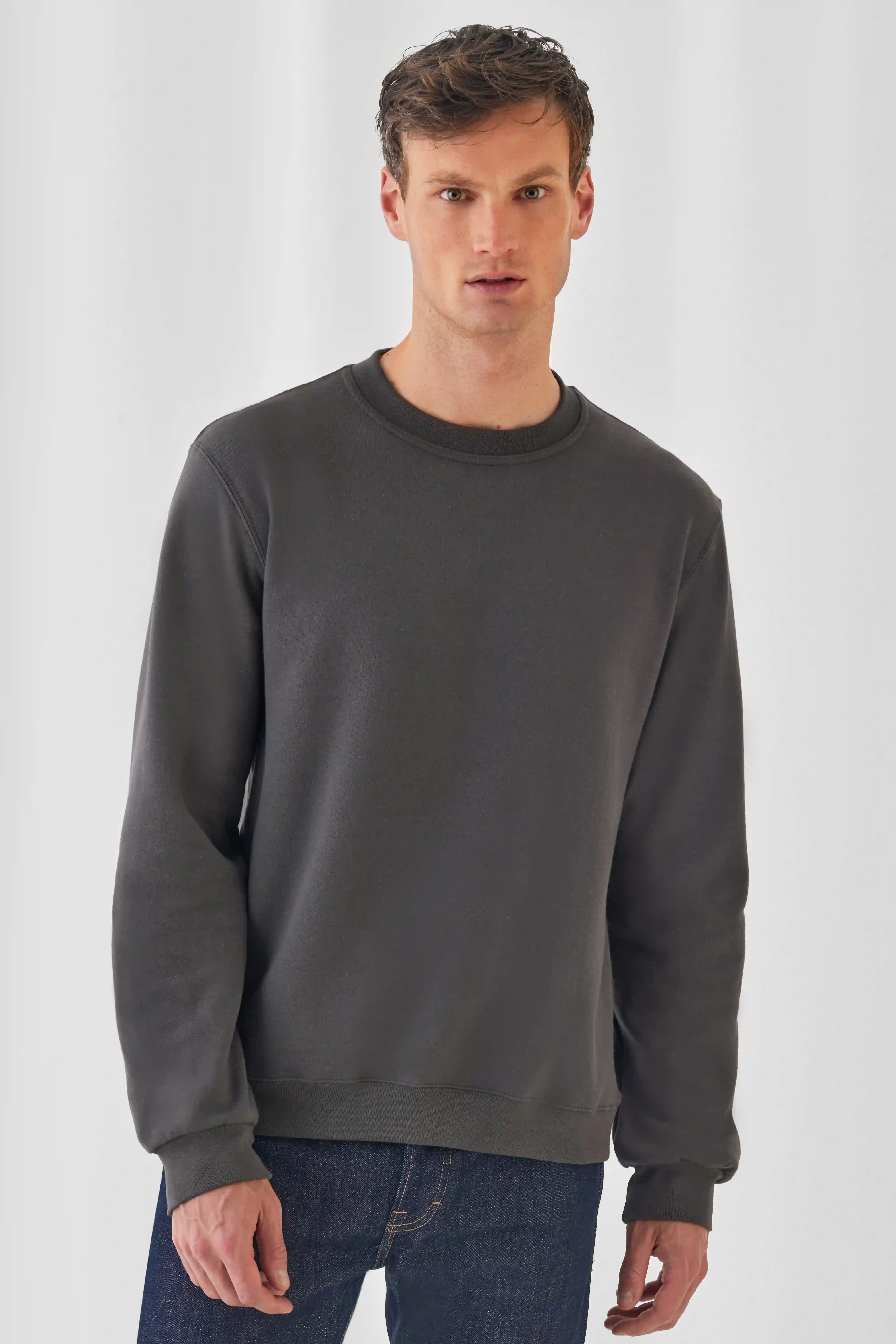 bc-wui20-id002-sweatshirt-anthracite-model-1 B&C Basic Sweat Men