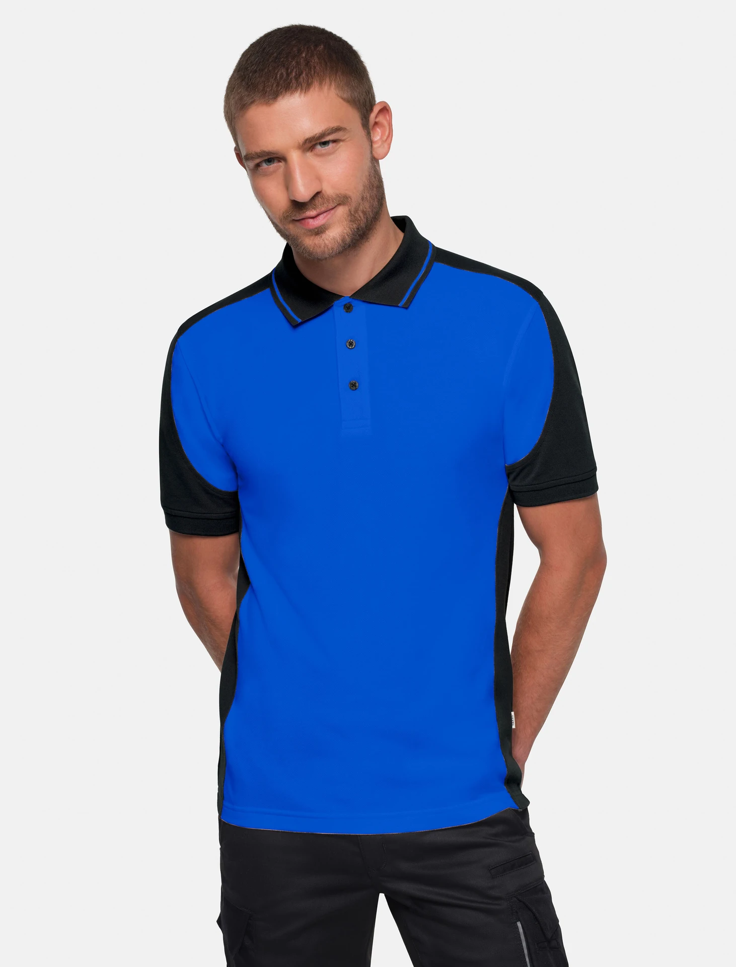 hakro-539-poloshirt-contrast--mikralinar-eco-royalblau-schwarz-model-0 HAKRO Poloshirt 539 Contrast MIKRALINAR® ECO