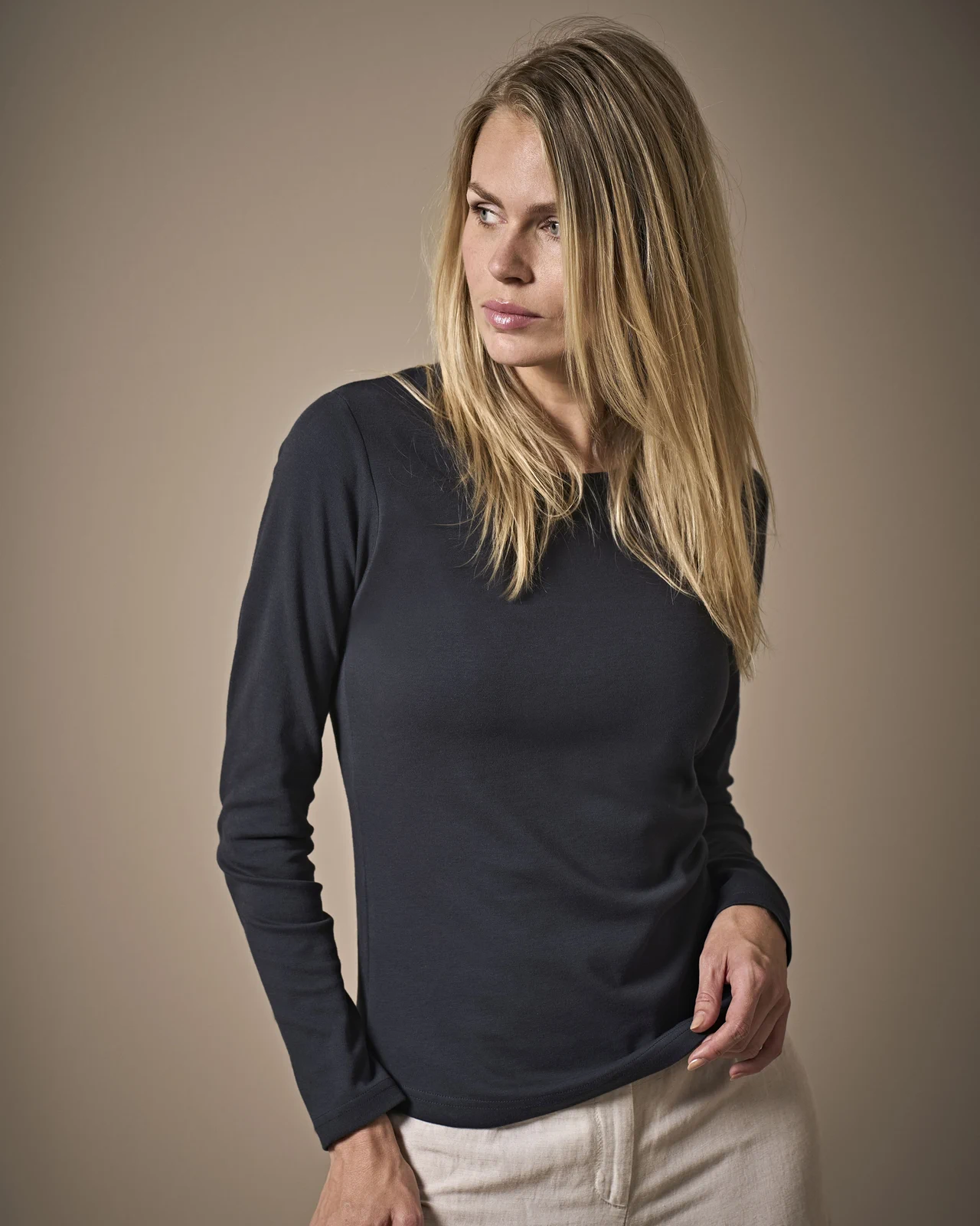 tee-jays-590-womens-long-sleeve-interlock-t-shirt-darkgrey-model-0 Tee Jays Women's Long Sleeve Interlock Tee