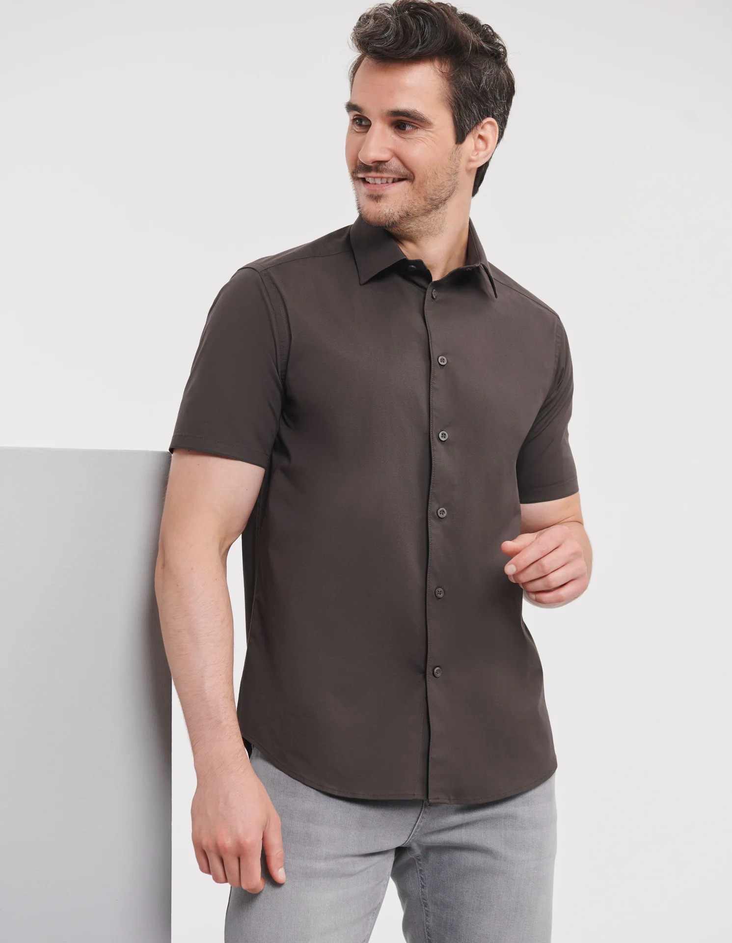 russell-r947m-mens-short-sleeve-easy-care-fitted-shirt-chocolate-model-1 Russell Men's Short Sleeve Easy Care Fitted Shirt