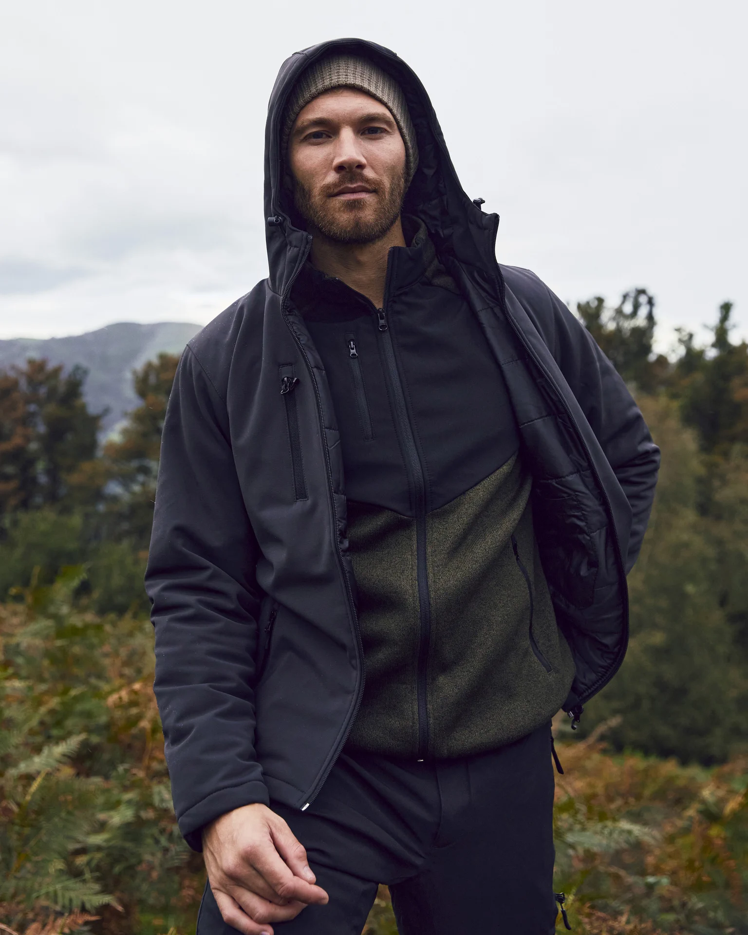 clique-020952-padded-hooded-softshell-men-darknavy-model-1 CLIQUE Wattierte Herren Softshelljacke