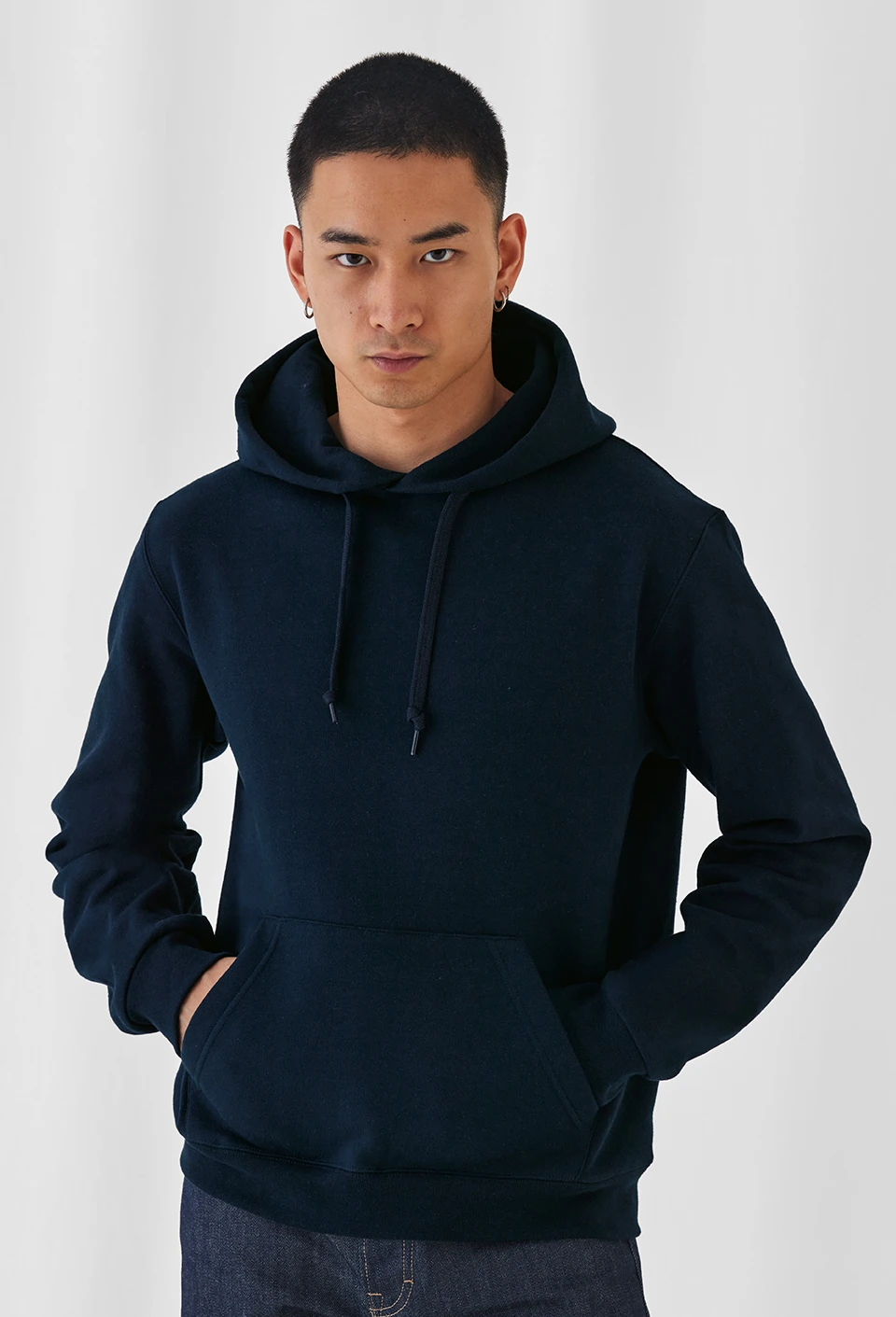 bc-wui21-id003-hoodie-sweat-model-1 B&C Basic Hooded Sweat Men
