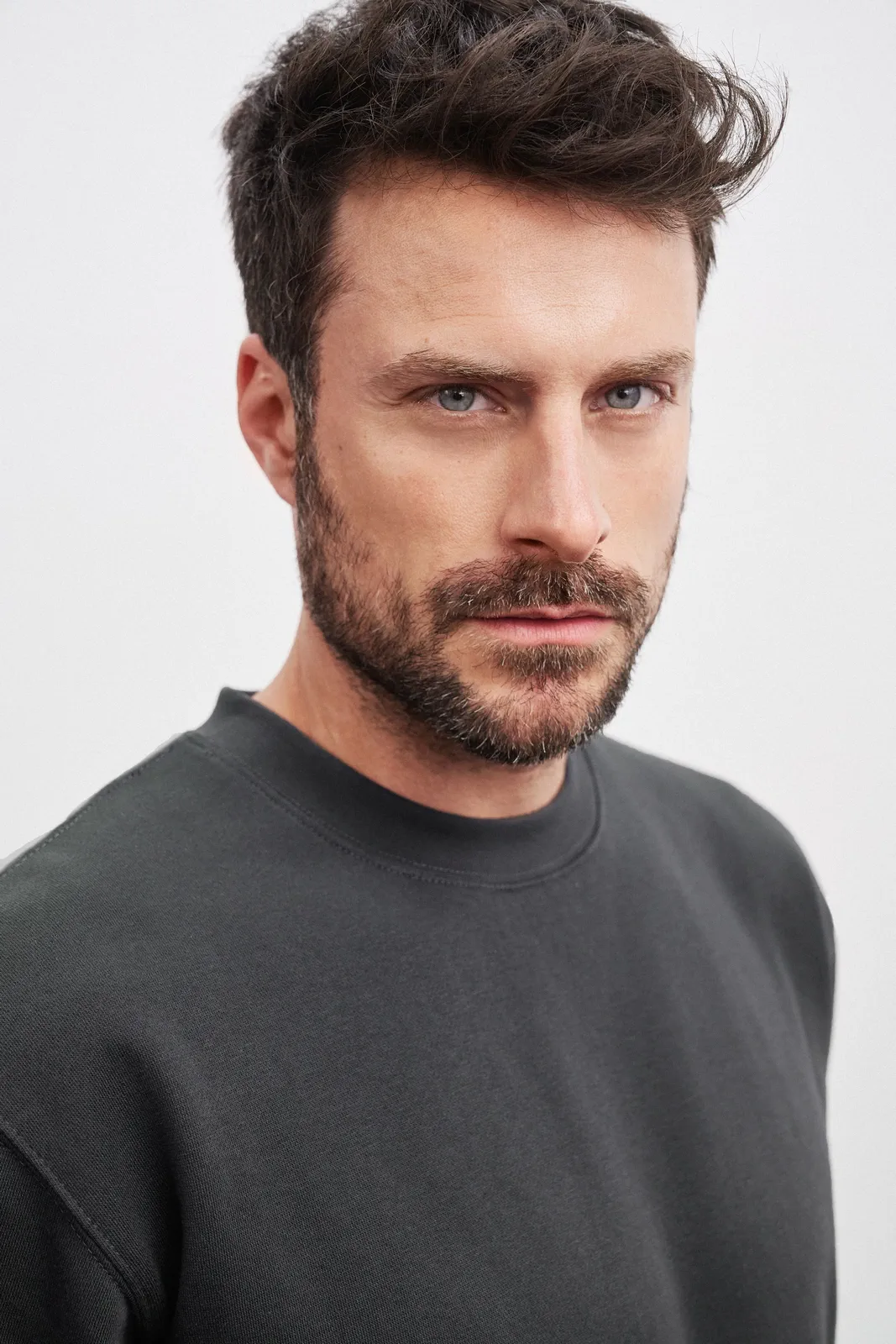 jn040-round-sweatshirt-heavy-model-1 James & Nicholson Round Sweat Heavy