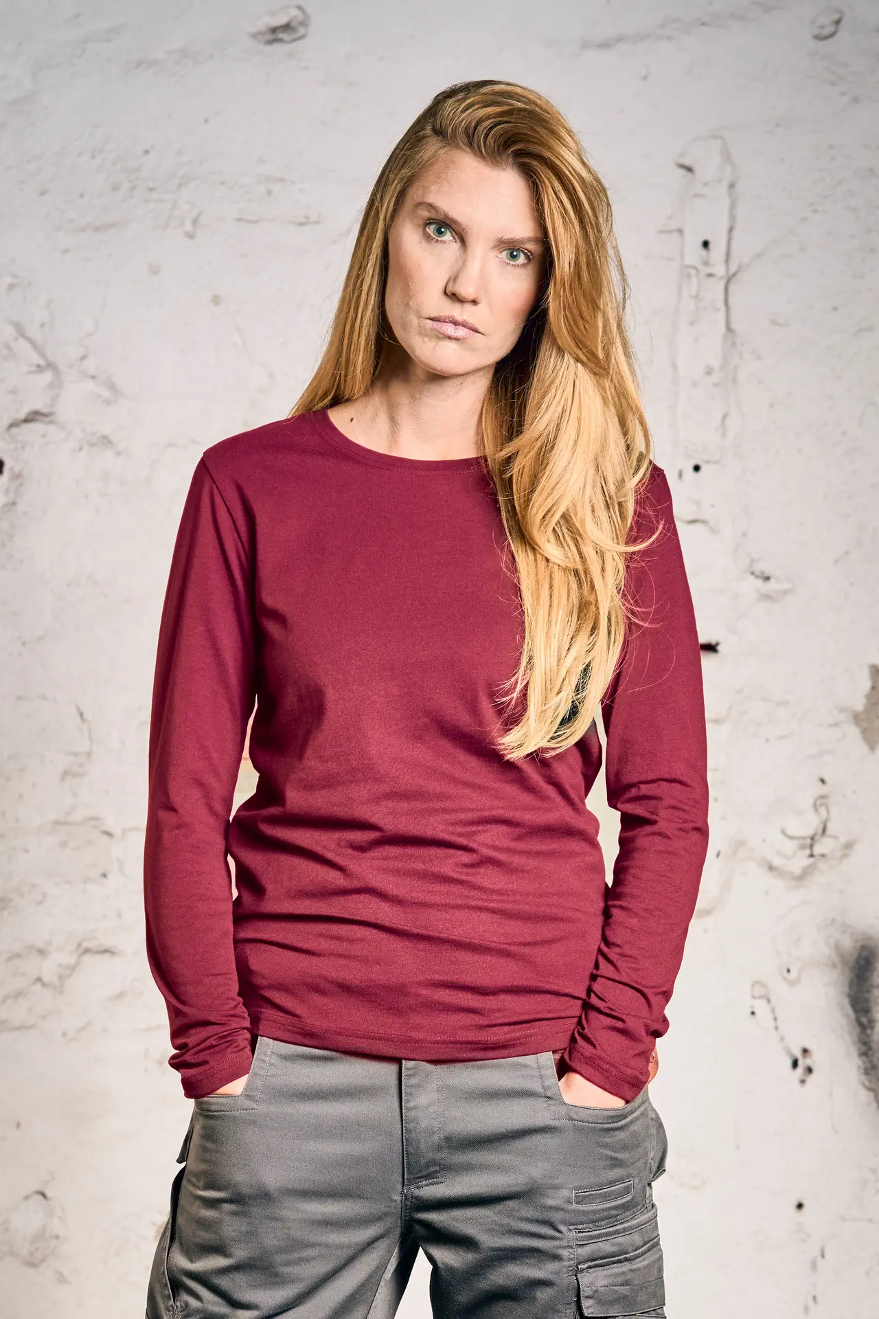 promodoro-4095-womens-t-shirt-long-sleeve-granat-model-0 Promodoro EXCD Women's T-Shirt Longsleeve