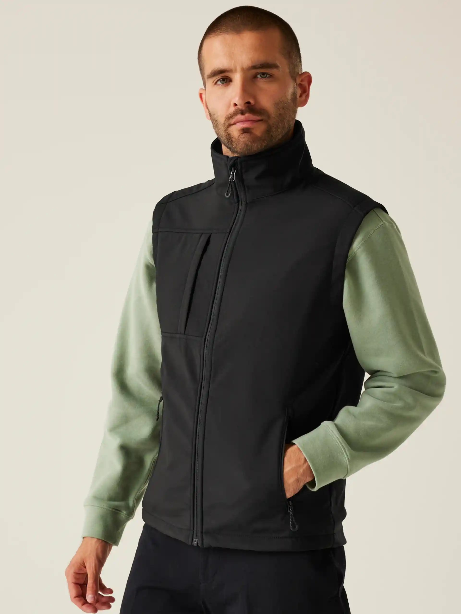 regatta-octagon-ii-3-layer-printable-softshell-bodywarmer-black-black-model-1 Regatta Men´s Octagon II Printable Softshell Bodywarmer