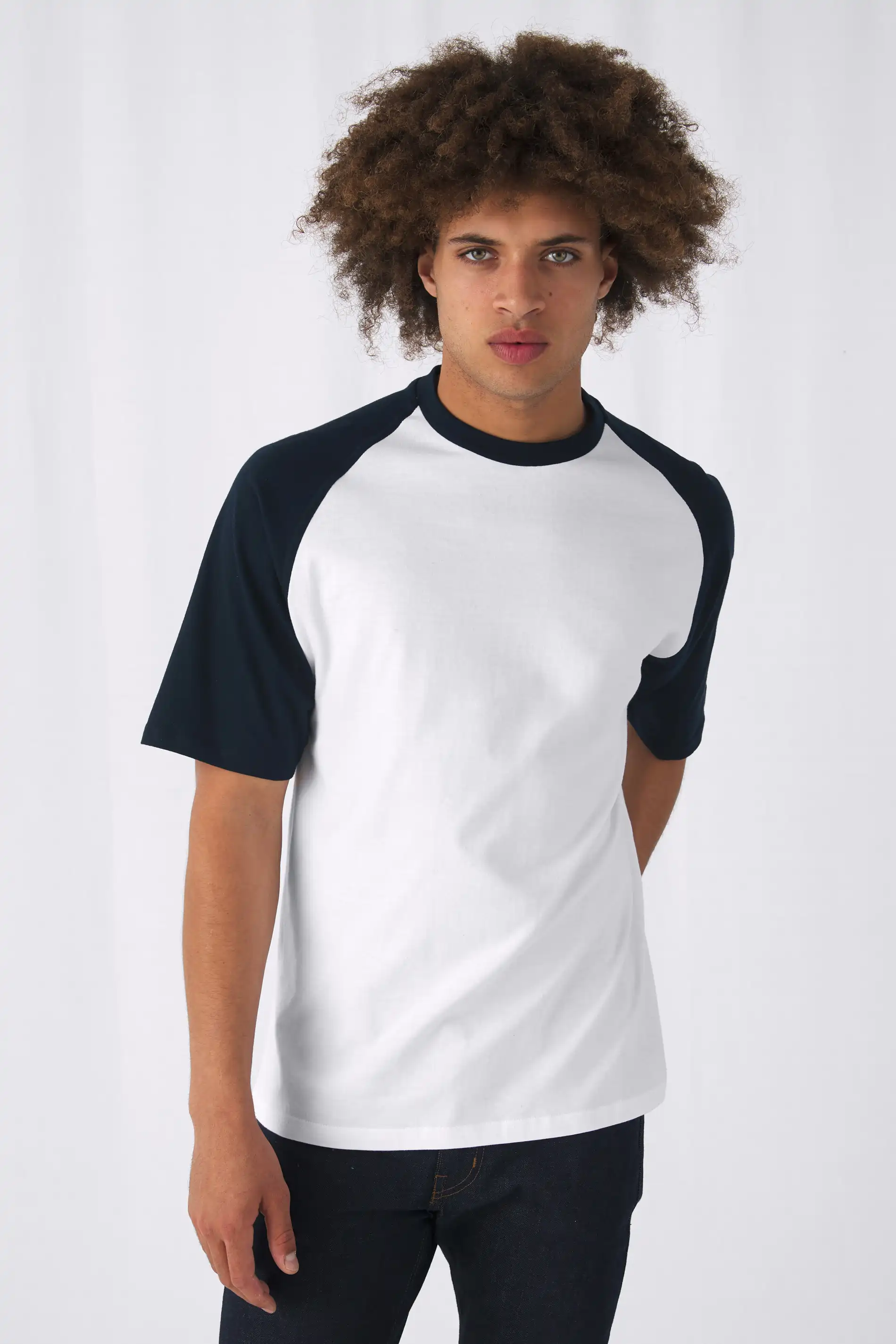 bc-tu020-base-ball-t-shirt-white-navy-model-1 B&C T-Shirt Base-Ball
