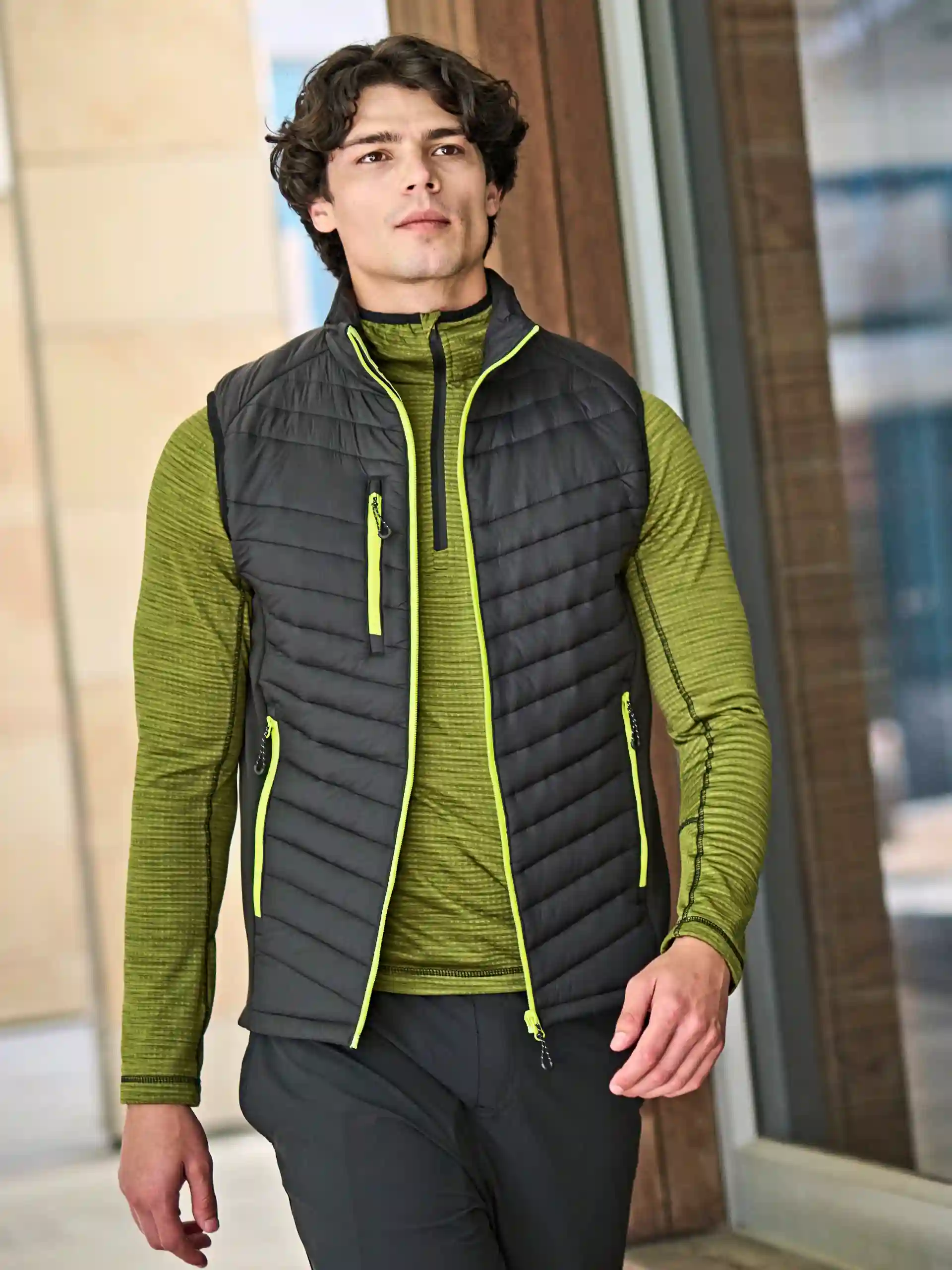 regatta-tra894-navigate-hybrid-bodywarmer-black-lime-model-1 Regatta Navigate Hybrid Bodywarmer