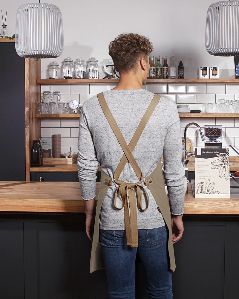 karlowsky-ls38-latzschuerze-urban-look-mit-kreuzbaendern-und-tasche-pebble-model-1 KARLOWSKY Latzschürze Urban-Look mit Kreuzbändern und Tasche