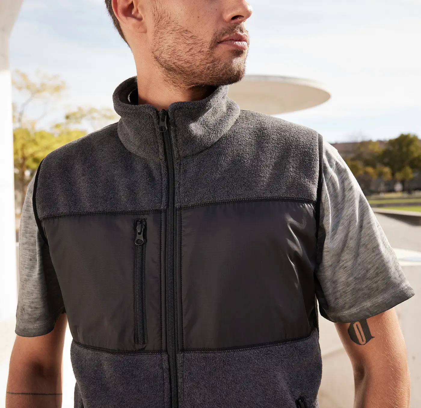 jn1310-mens-fleece-vest-model-2 James & Nicholson Men´s Fleece Vest