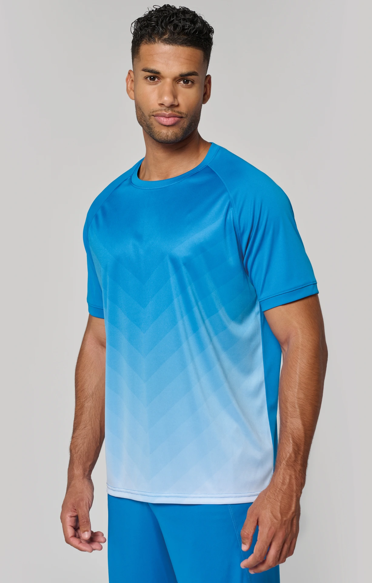 kariban-PA4047-unisex-sport-shirt-mit-farbverlauf-sportyroyalblue-model-1 Kariban Unisex Sport Shirt mit Farbverlauf