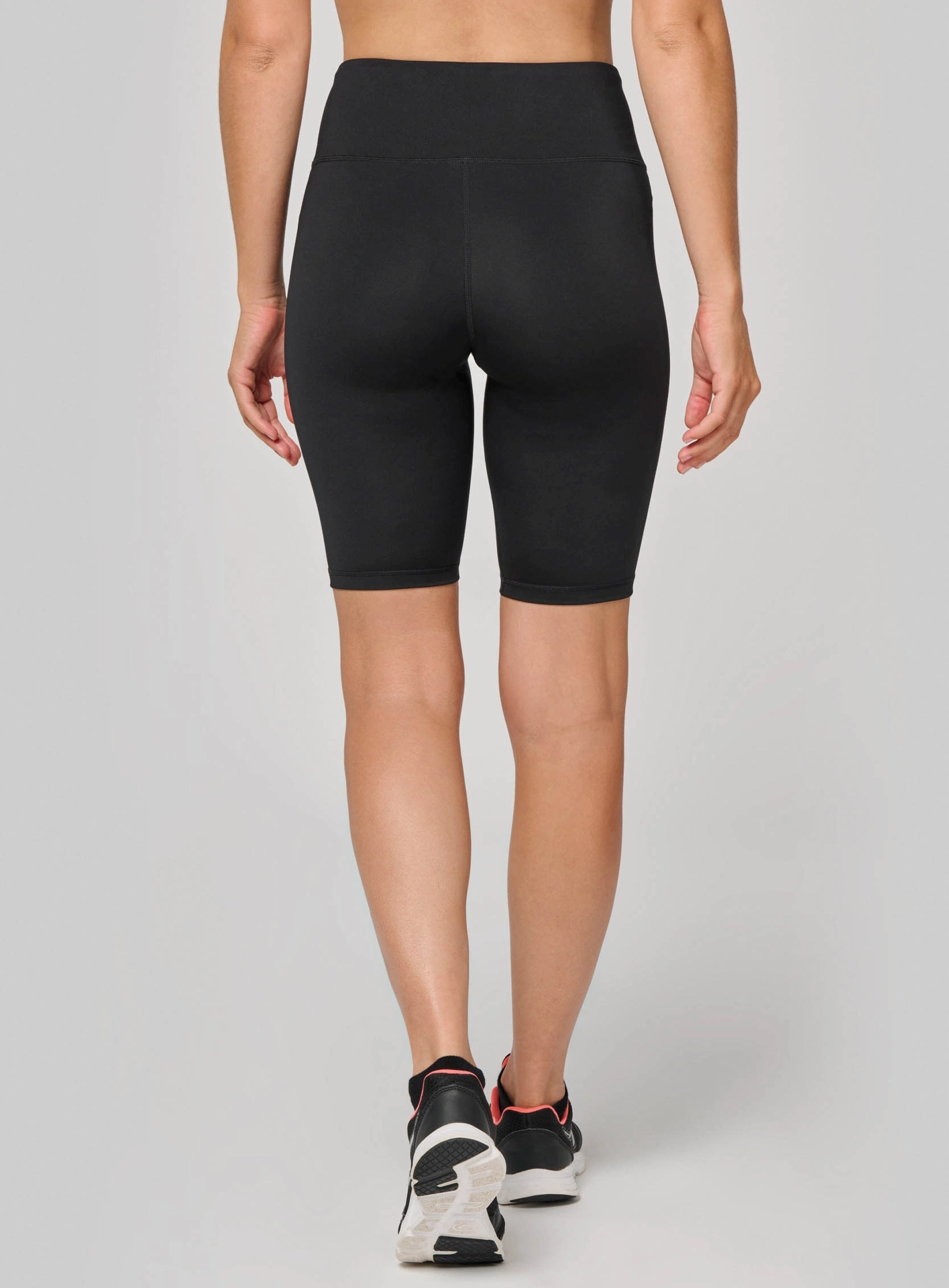 kariban-PA1017-kurze-damen-sporthose-model-2 Kariban Kurze Damen Sporthose