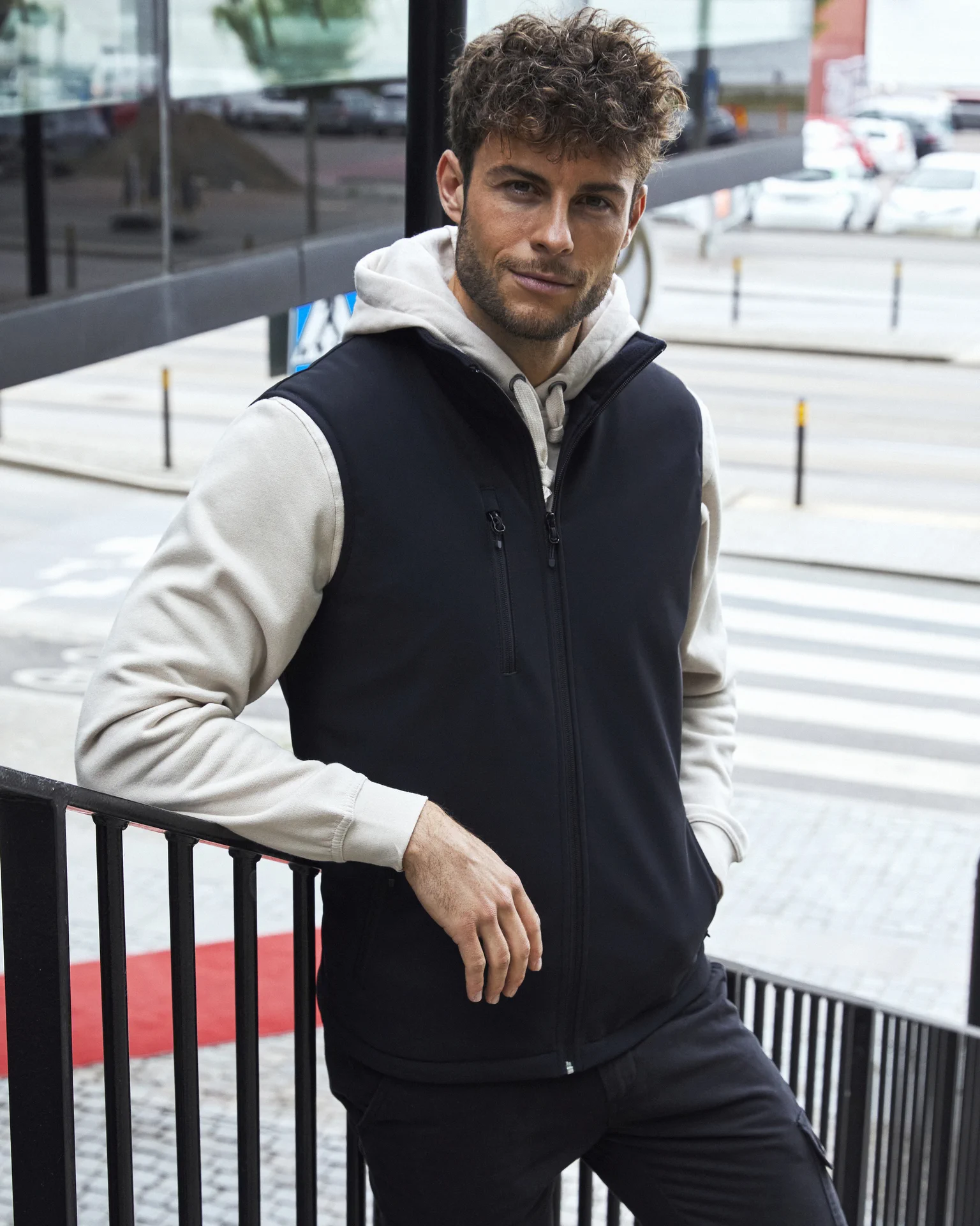 clique-020958-padded-softshell-vest-men-model-0 CLIQUE Wattierte Herren Softshellweste