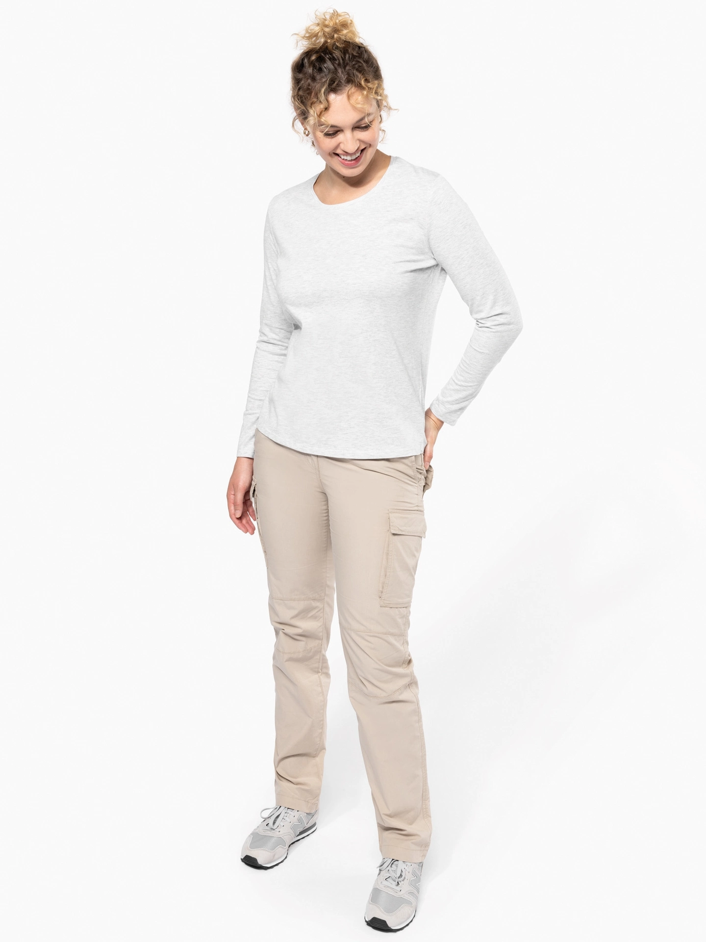 kariban-K746-damen-hose-beige-model-2 Kariban Leichte Damenhose mit mehreren Taschen