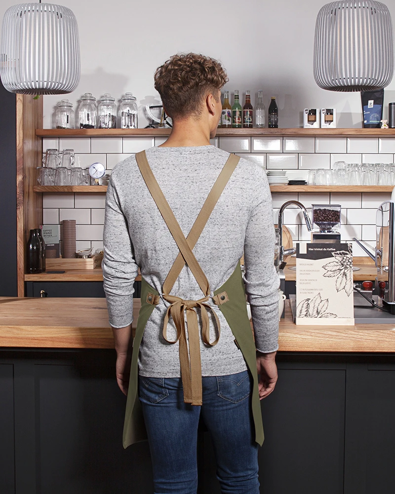 karlowsky-ls38-latzschuerze-urban-look-mit-kreuzbaendern-und-tasche-mossgreen-model-1 KARLOWSKY Latzschürze Urban-Look mit Kreuzbändern und Tasche