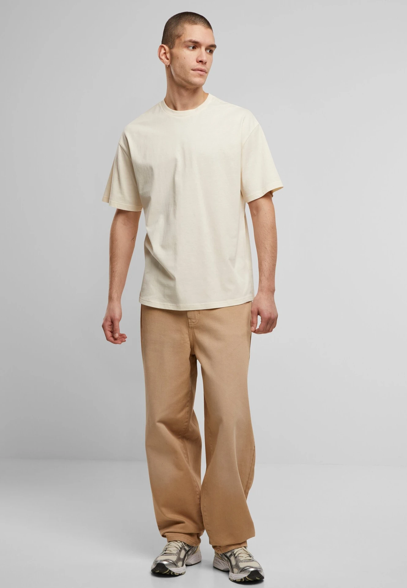 BYB-BB035-light-basic-loose-t-shirt-whitesand-model-3 Build Your Brand Light Basic Loose Tee