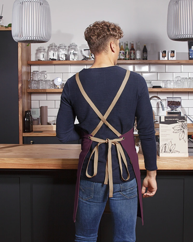 karlowsky-ls39-latzschuerze-urban-nature-mit-kreuzbaendern-und-grosser-tasche-aubergine-model-1 KARLOWSKY Latzschürze Urban-Look mit Kreuzbändern und großer Tasche
