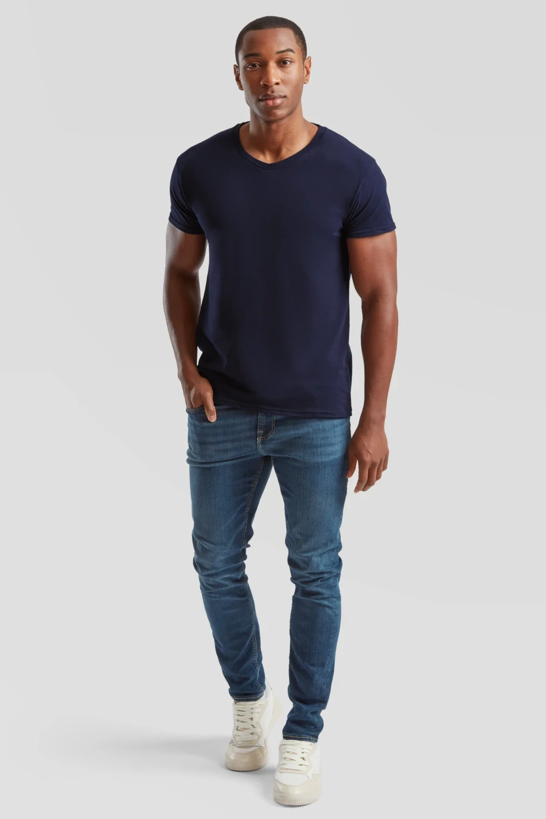 fruit-of-the-loom-61-442-0-iconic-150-v-neck-t-shirt-deepnavy-model-3 F.O.L. Iconic 150 V Neck T