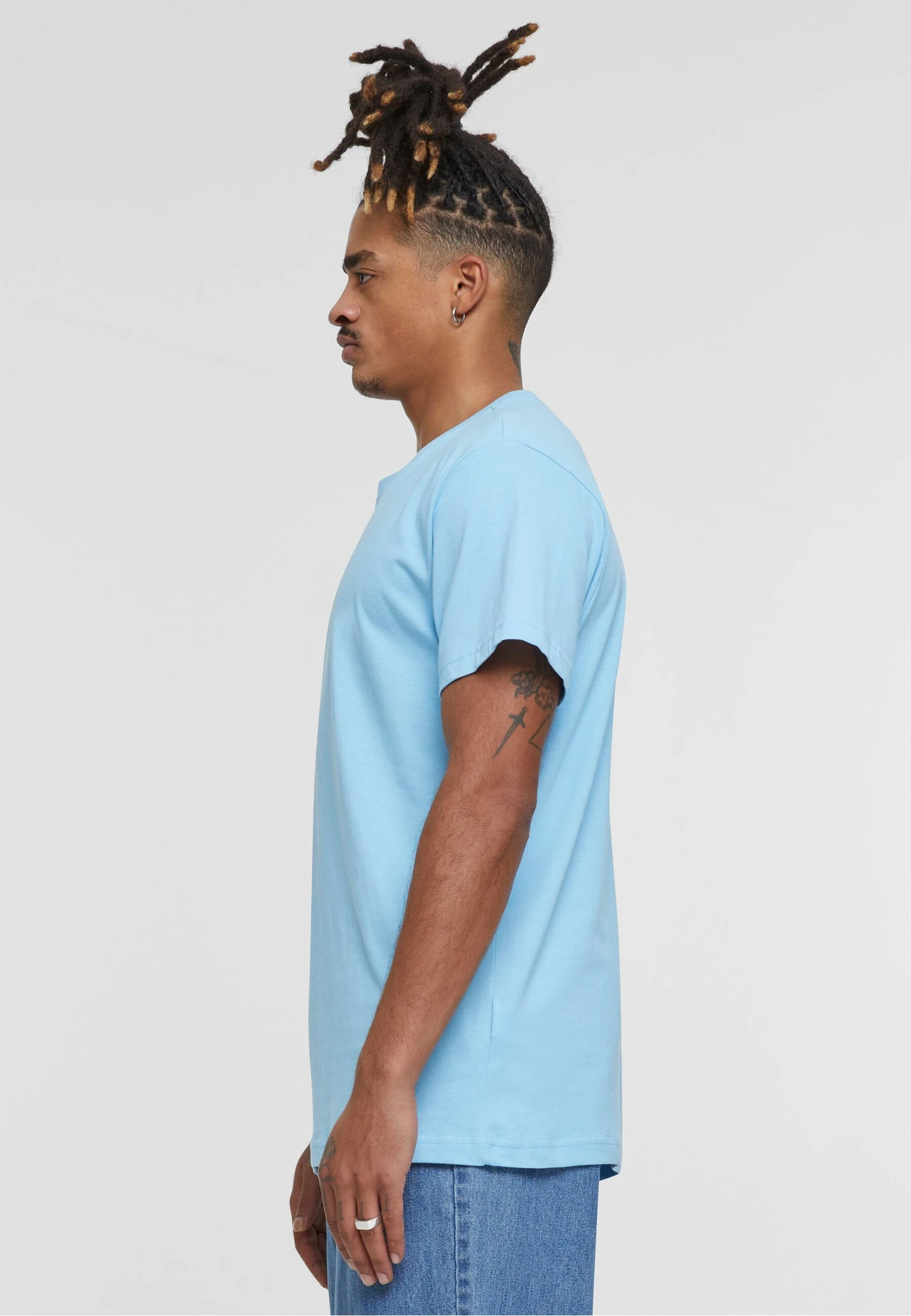 BYB-BY004-t-shirt-round-neck-balticblue-model-1 Build Your Brand T-Shirt Round Neck