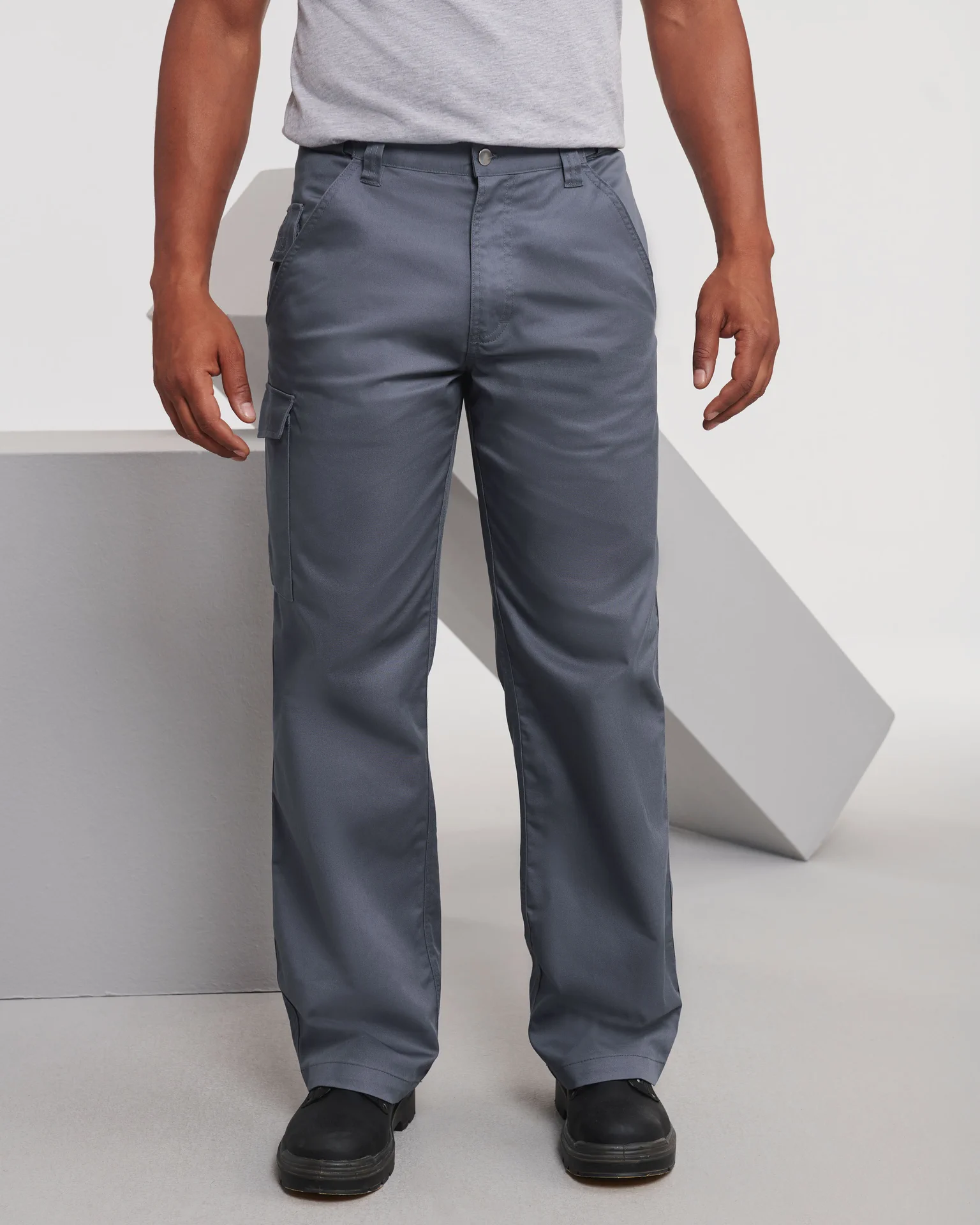 russell-r001m-poly-cotton-twill-trousers-convoygrey-model-1 Russell Workwear Polycotton Twill Trousers