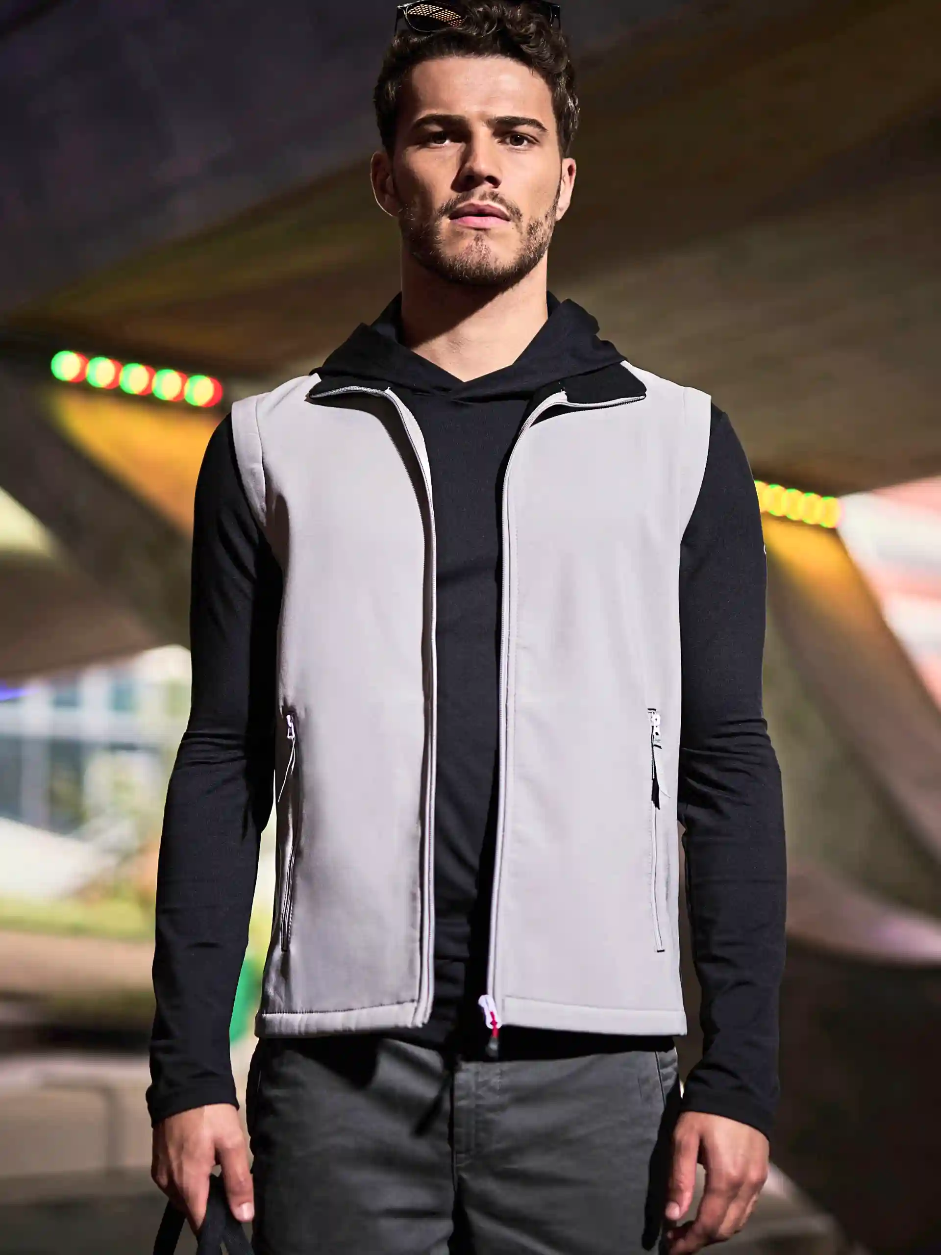 regatta-tra925-ascender-2-layer-softshell-bodywarmer-mineral-grey-black-model-1 Regatta Ascender 2-Layer Softshell Bodywarmer