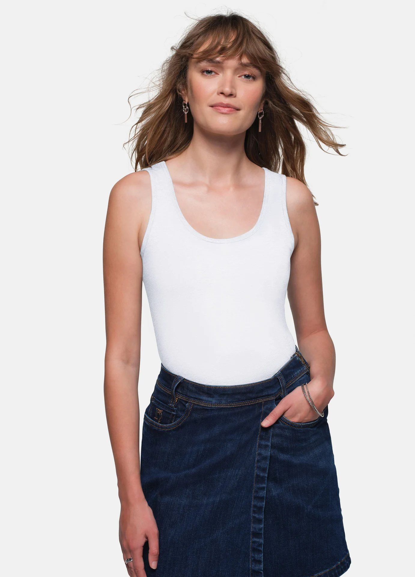 hakro-159-damen-tank-top-classic-weiss-model-0 HAKRO Women-Tank-Top 159 Classic