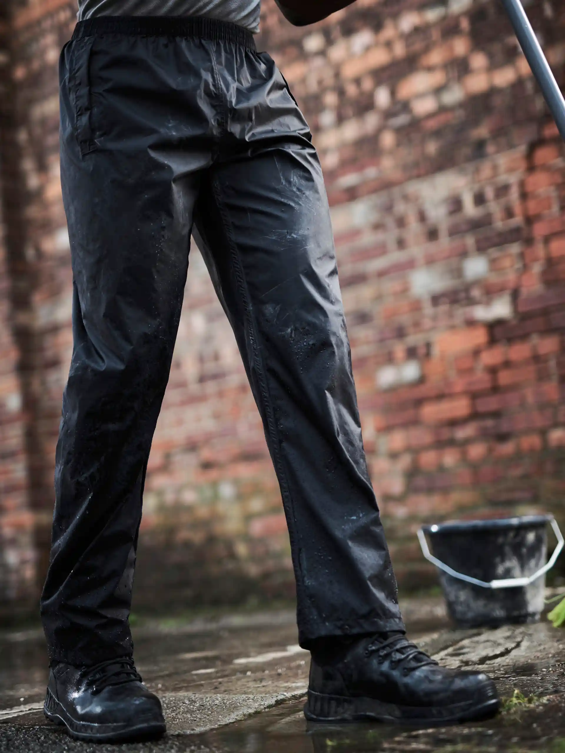 regatta-trw348-pro-packway-breathable-overtrouser-black-model-1 Regatta Pro Packaway Breathable Overtrouser