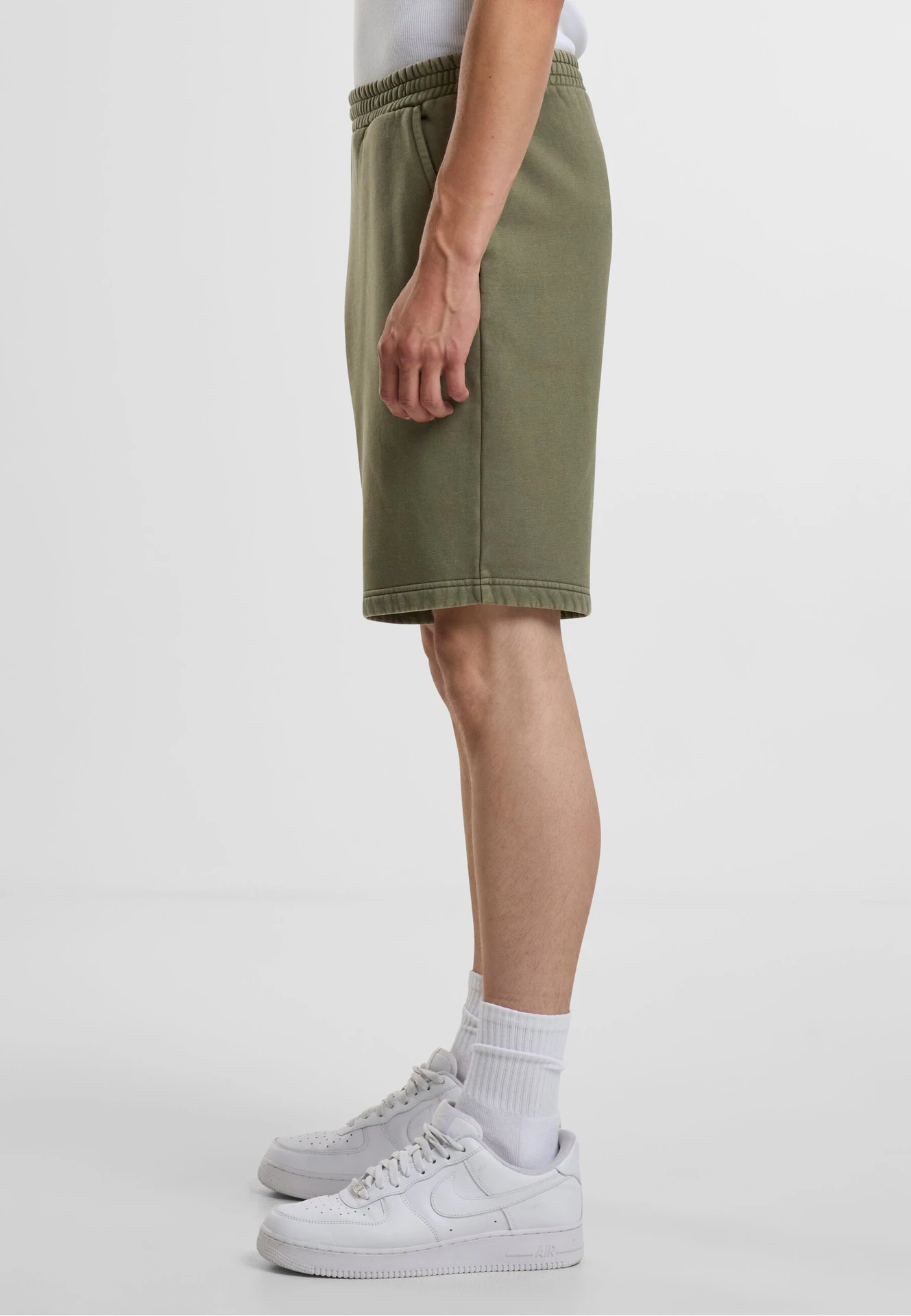 BYB-BY297-vintage-heavy-sweatshorts-warmkhaki-model-1 Build Your Brand Vintage Heavy Sweatshorts