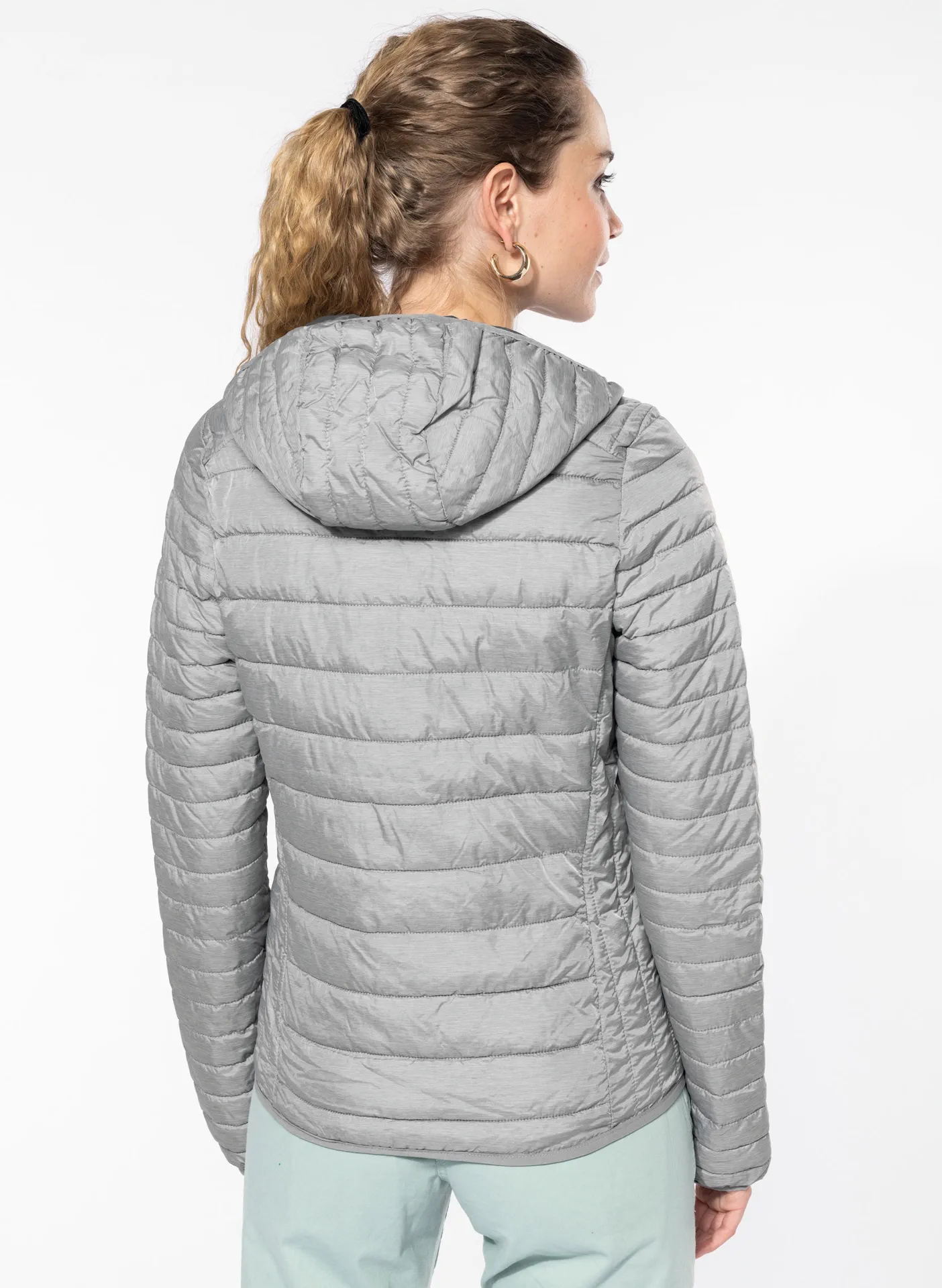 kariban-K6111-leichte-damen-kapuzen-steppjacke-marlsilver-model-1 Kariban Leichte Damen Kapuzen Steppjacke
