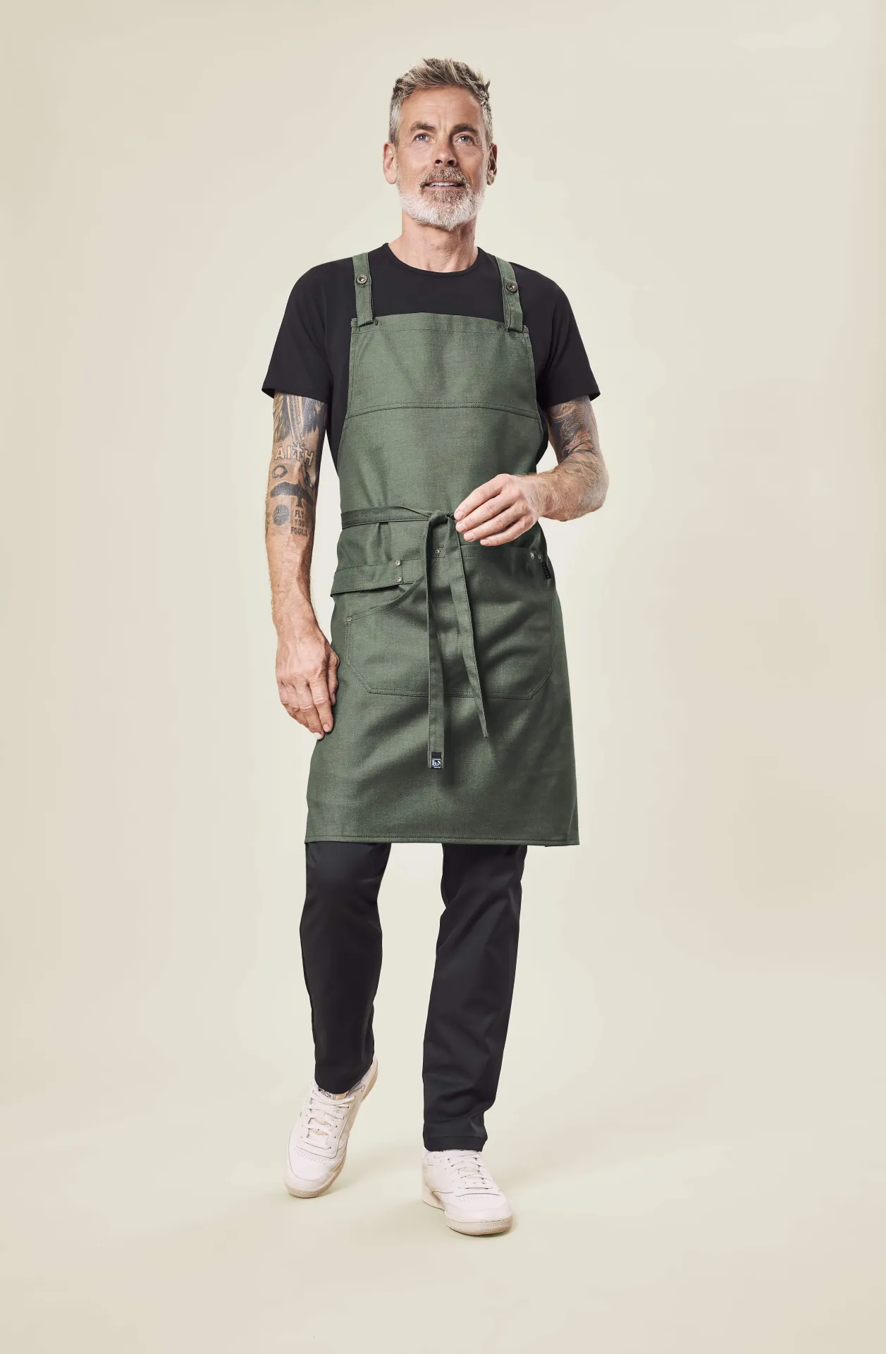 greiff-4040-latzschuerze-77x85_6910_denim-gruen-model-1 GREIFF Latzschürze denimoptik