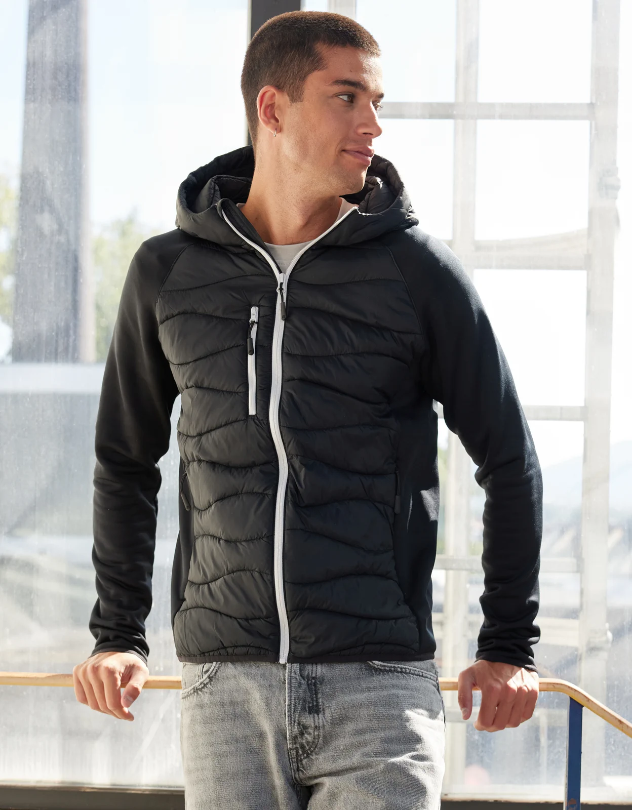jn1330-mens-hybrid-jacket-model-1 James & Nicholson Men´s Hybrid Jacket (JN1330)