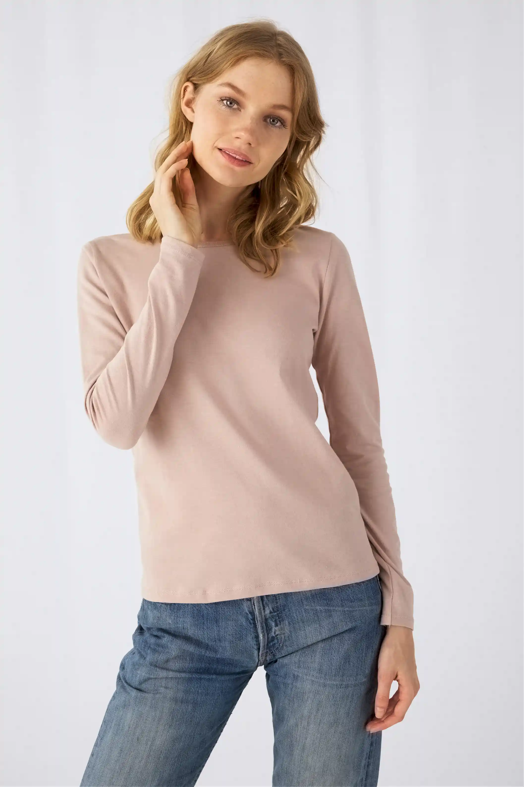 bc-tw06t-hashtag-e150-lsl-longsleeve-women-millennial-pink-model-2 B&C T-Shirt #E150 Long Sleeve Women