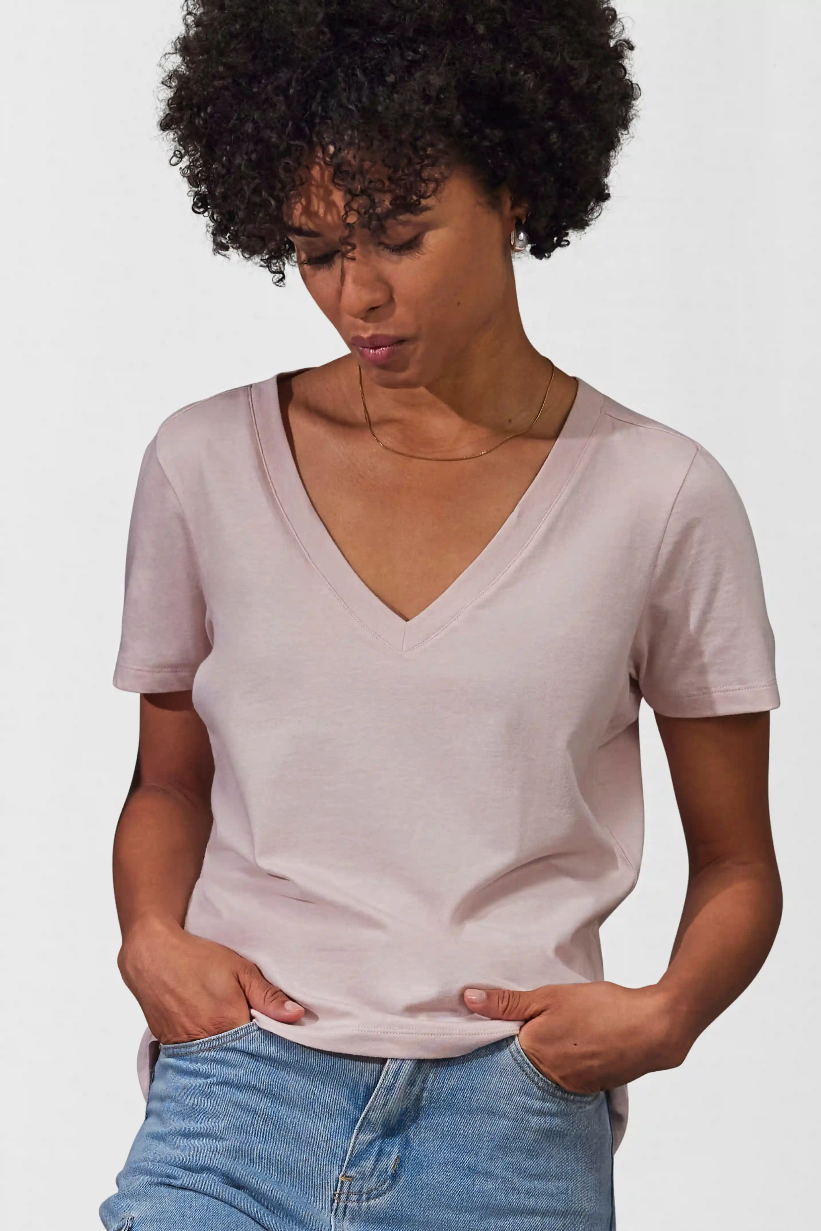 bc-tw001-e150-women-v-t-shirt-soft-rose-model-1 B&C Women´s #E150 V T-Shirt