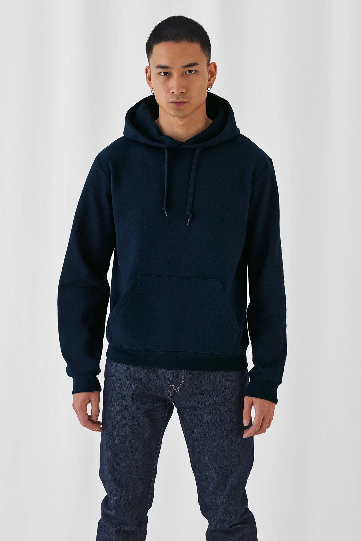 bc-wui21-id003-hoodie-sweat-model-2 B&C Basic Hooded Sweat Men