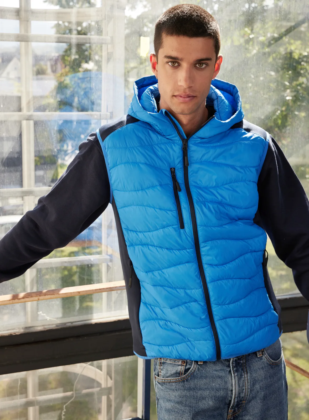 jn1328-mens-hybrid-vest-model-0 James & Nicholson Men´s Hybrid Vest (1328)