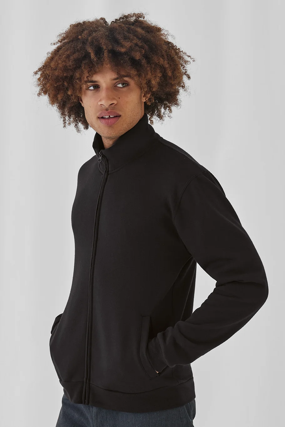 bc-wui26-id206-sweat-jacket-black-model-1 B&C ID.206 Sweat-Jacket 50/50