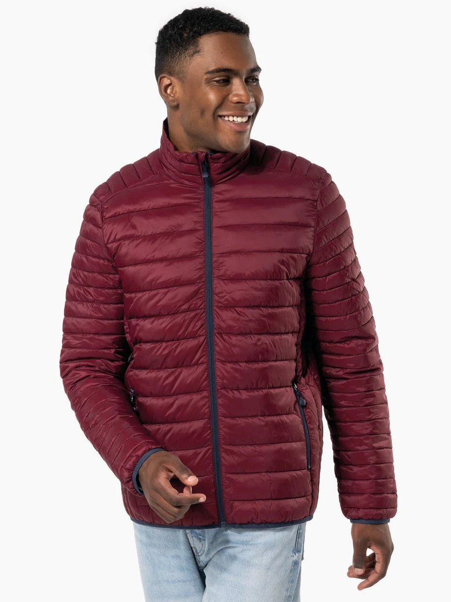 kariban-K6120-leichte-herren-steppjacke-wine-model-0 Kariban Leichte Herren Steppjacke