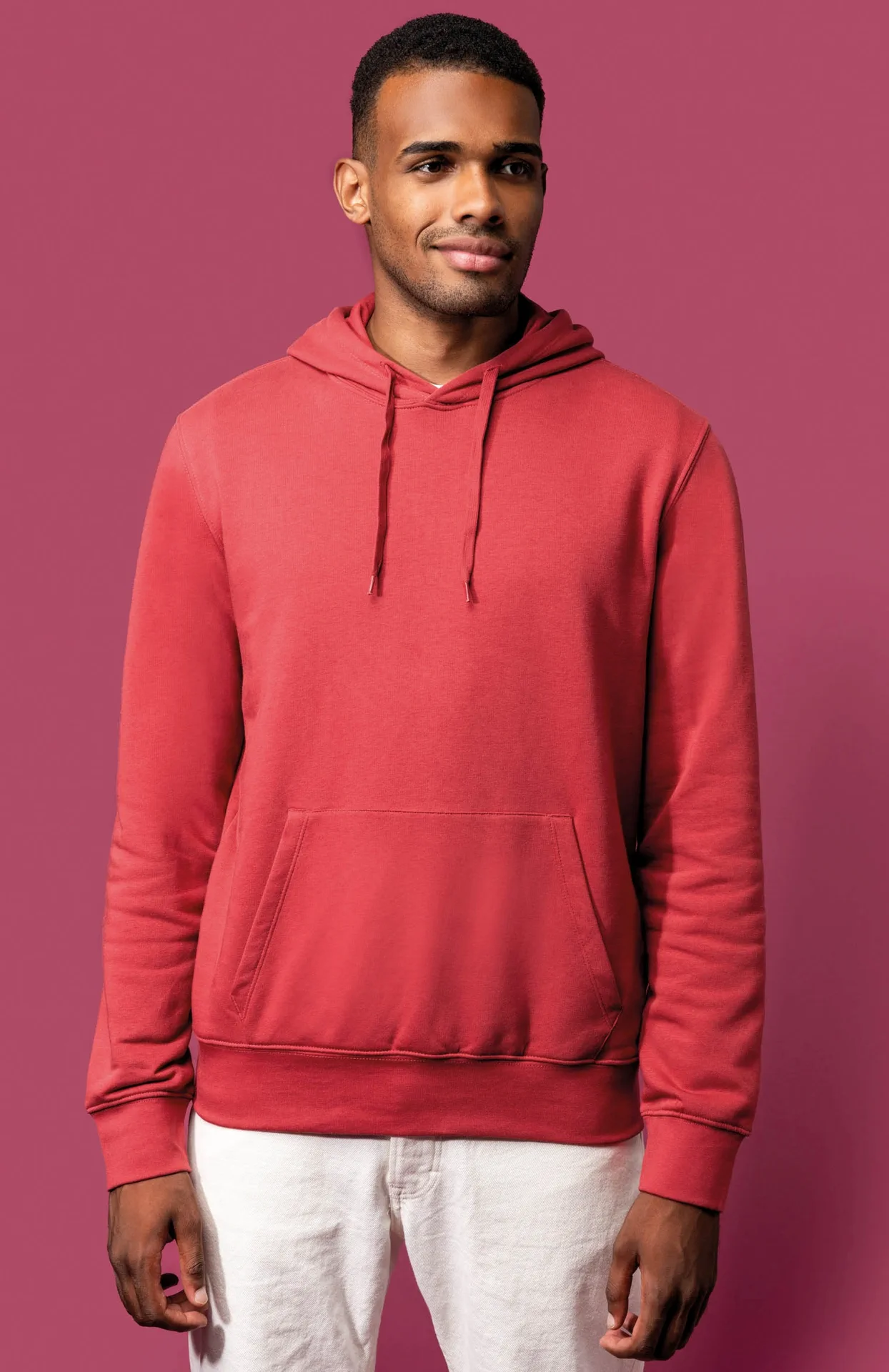 kariban-K4027-umweltfreundlicher-herren-kapuzen-sweater-terracottared-model-0 Kariban Umweltfreundlicher Herren Kapuzen Sweater