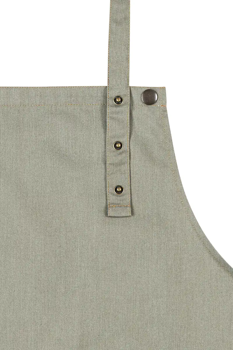 karlowsky-ls22-latzschuerze-jeans-style-mit-tasche-vintagemossgreen-detail-7 KARLOWSKY Latzschürze Jeans-Style mit Tasche