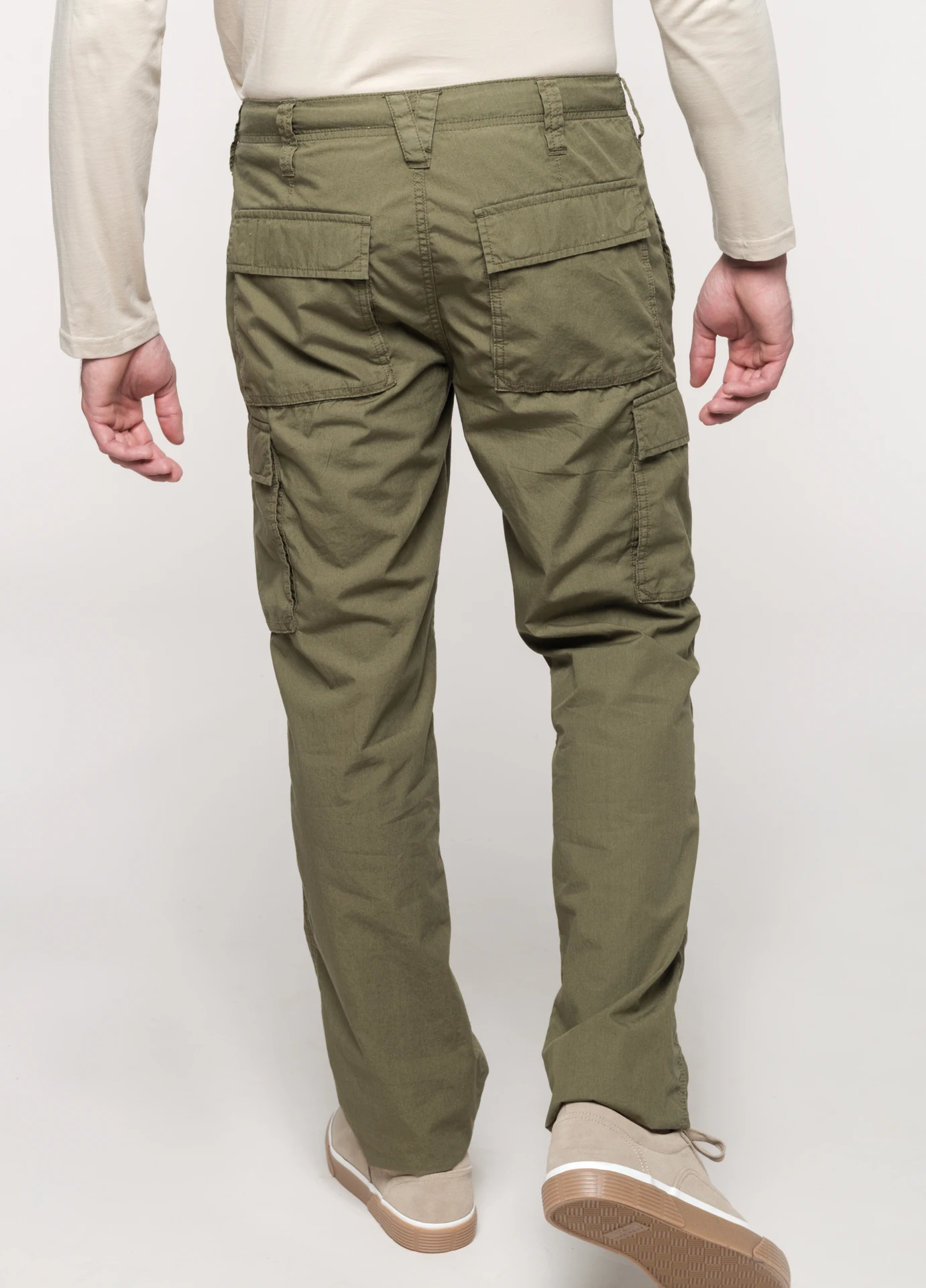 kariban-K745-herren-hose-lightkhaki-model-1 Kariban Leichte Herrenhose mit mehreren Taschen