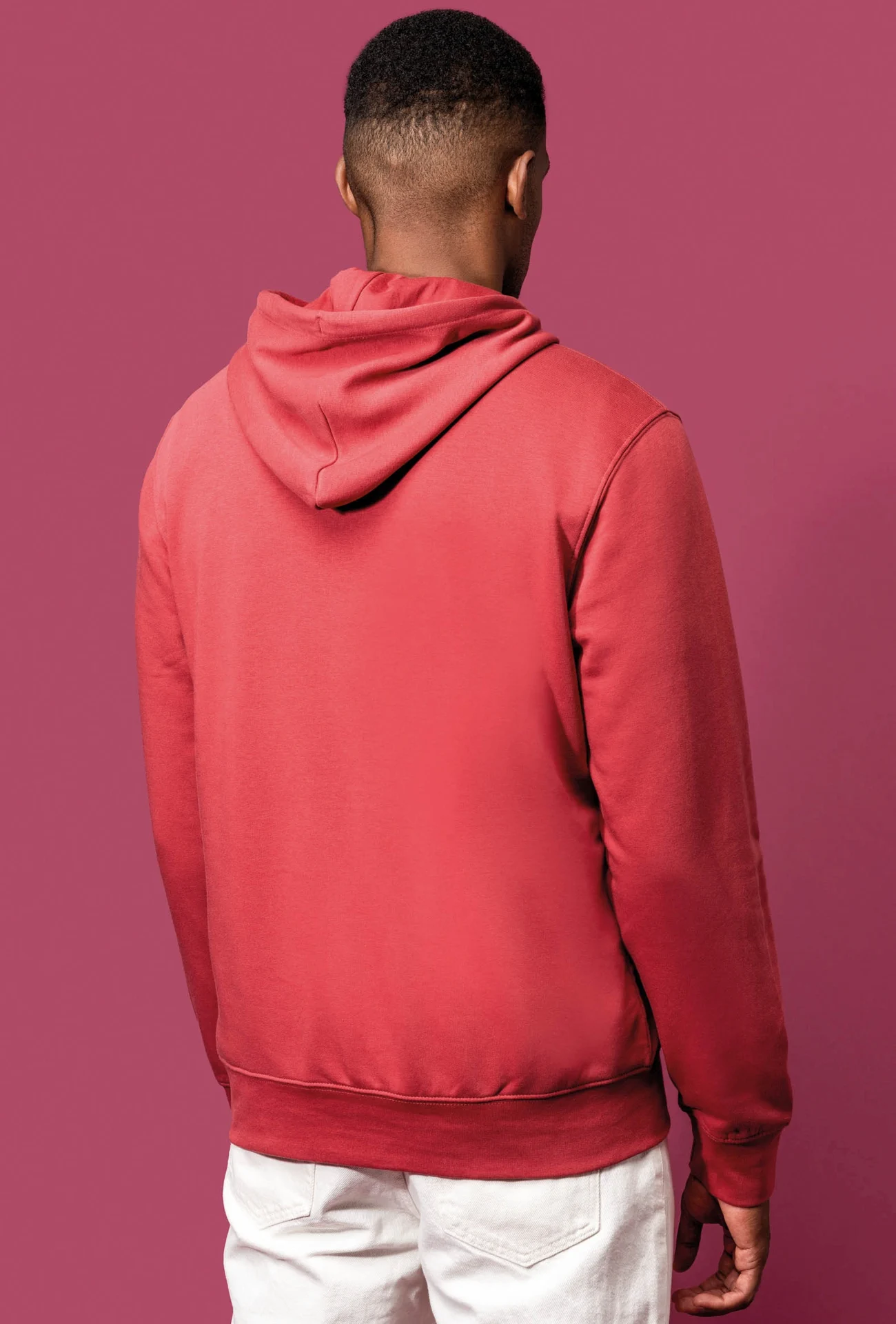 kariban-K4027-umweltfreundlicher-herren-kapuzen-sweater-terracottared-model-1 Kariban Umweltfreundlicher Herren Kapuzen Sweater