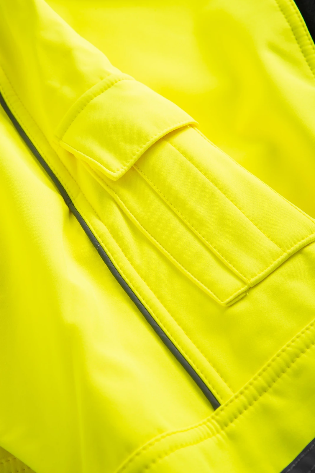 lyngsoe-99990-atmungsaktive-hi-vis-softshell-jacke-leuchtgelb-schwarz-detail-6 Lyngsøe 99990 Atmungsaktive Hi-Vis Softshell Jacke