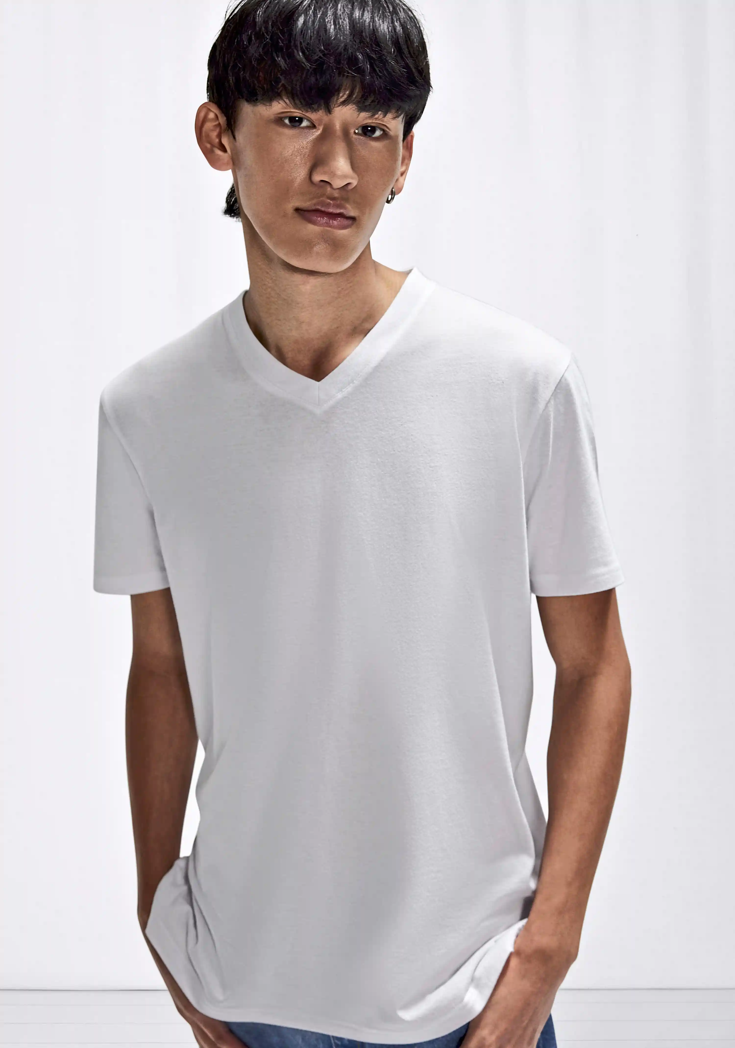 bc-tu008-e150-v-t-shirt-white-model-1 B&C #E150 V T-Shirt