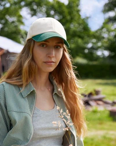 beechfield-b673-contrast-peak-low-profile-vintage-cap-natural-vintagebottlegreen-model-0 Beechfield Contrast Peak Low Profile Vintage Cap