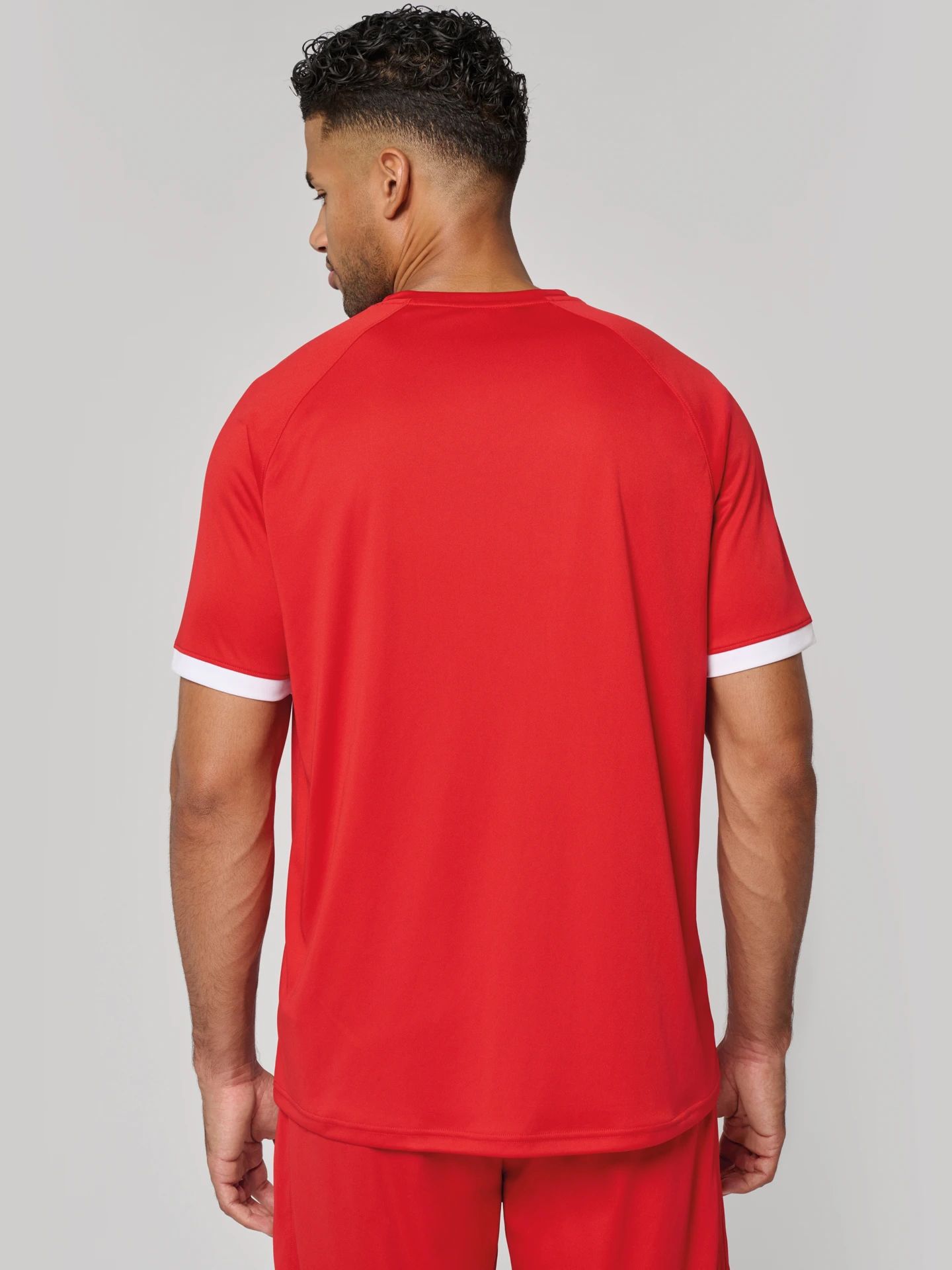 kariban-PA4045-unisex-kontrast-sport-shirt-red-model-1 Kariban Unisex Kontrast Sport Shirt